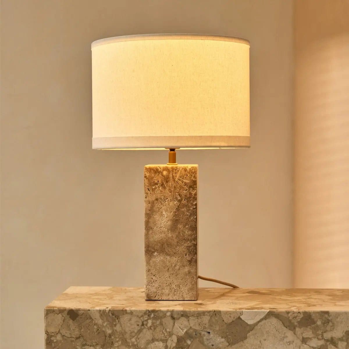 Lampe contemporaine en pierre naturelle – Modèle Rosie par Tavellio, Italie