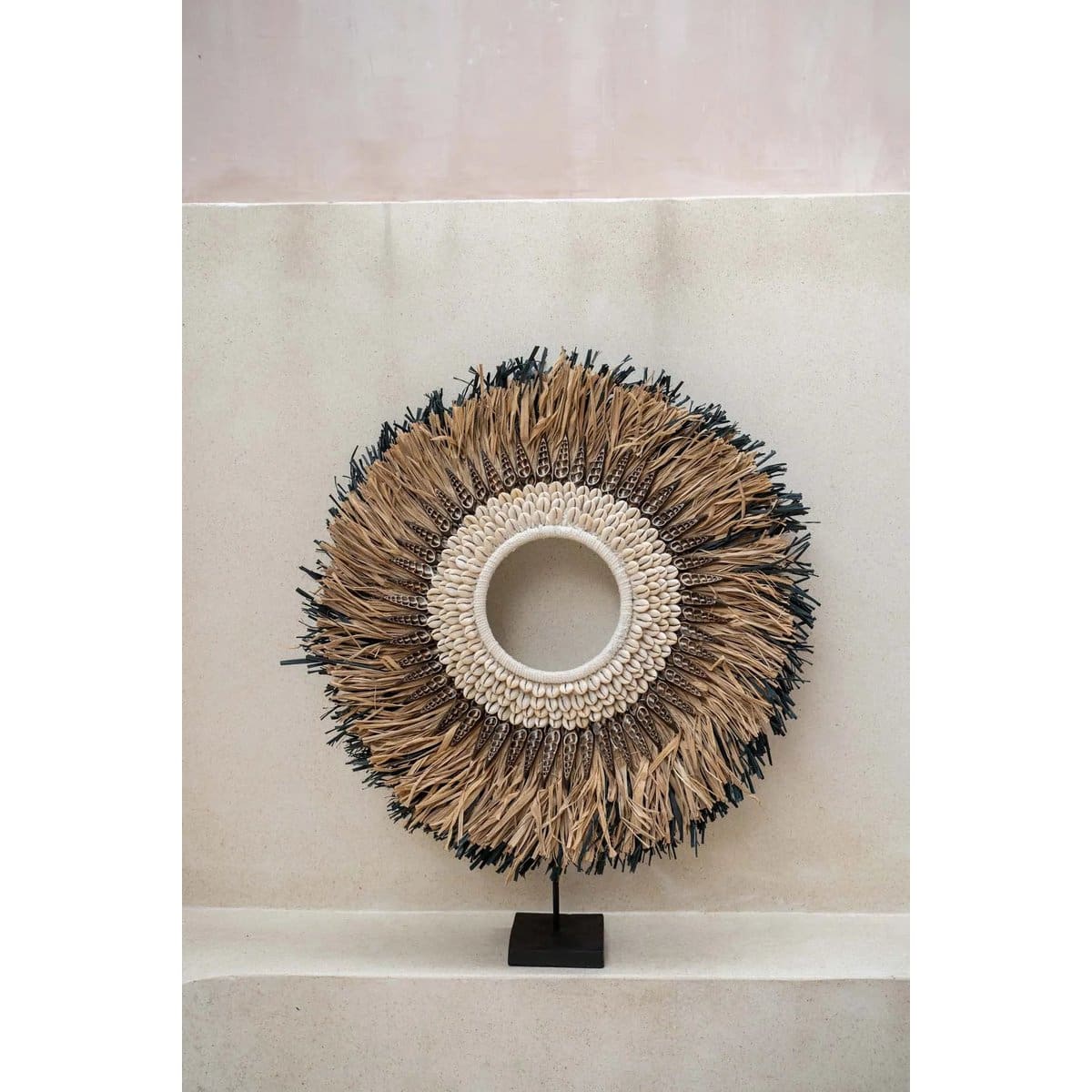 Totem Bohème – Présentoir sculptural en fibres naturelles et nacre – L
