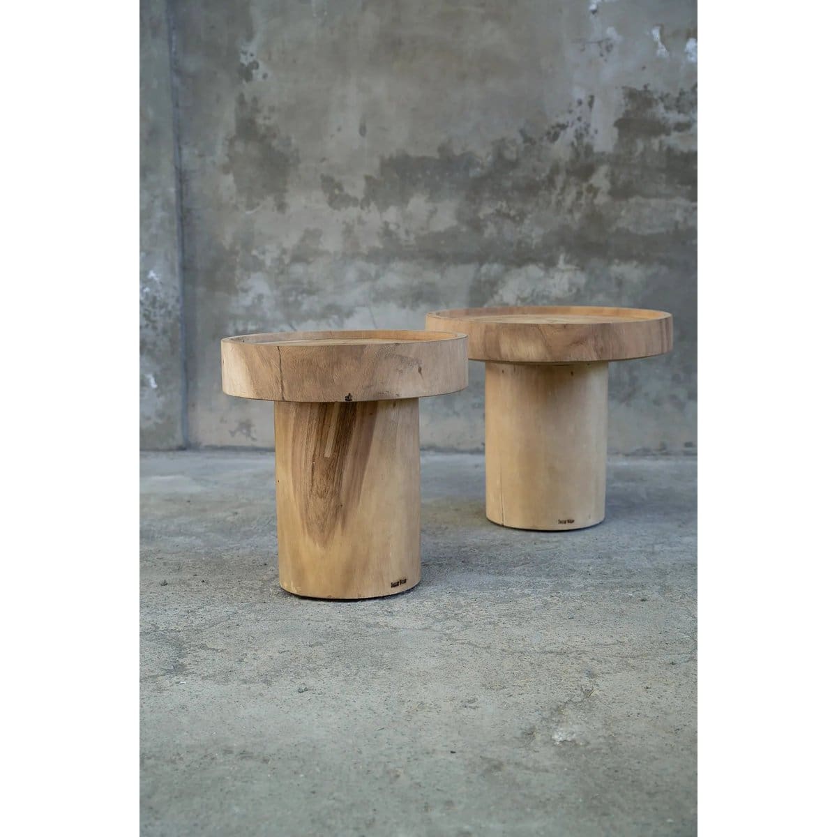 Table d’appoint en bois massif – Design épuré en suar naturel Ø60 cm (pièce neuve)