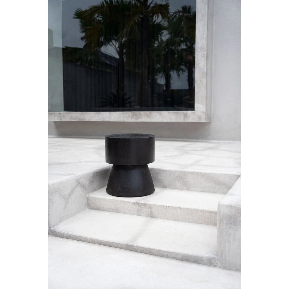 Élément design Warmi – Tabouret ou table en bois de suar noir (neuf) | The Auctionlab