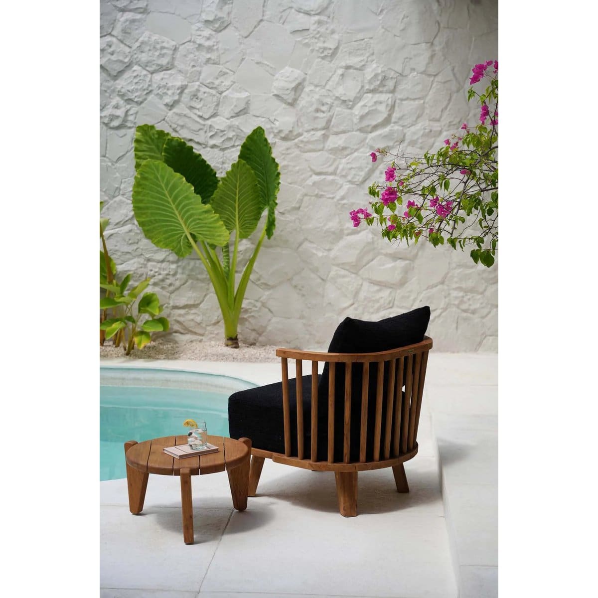 Refuge Intérieur – Assise en teck recyclé et coussins noirs moelleux (création contemporaine)