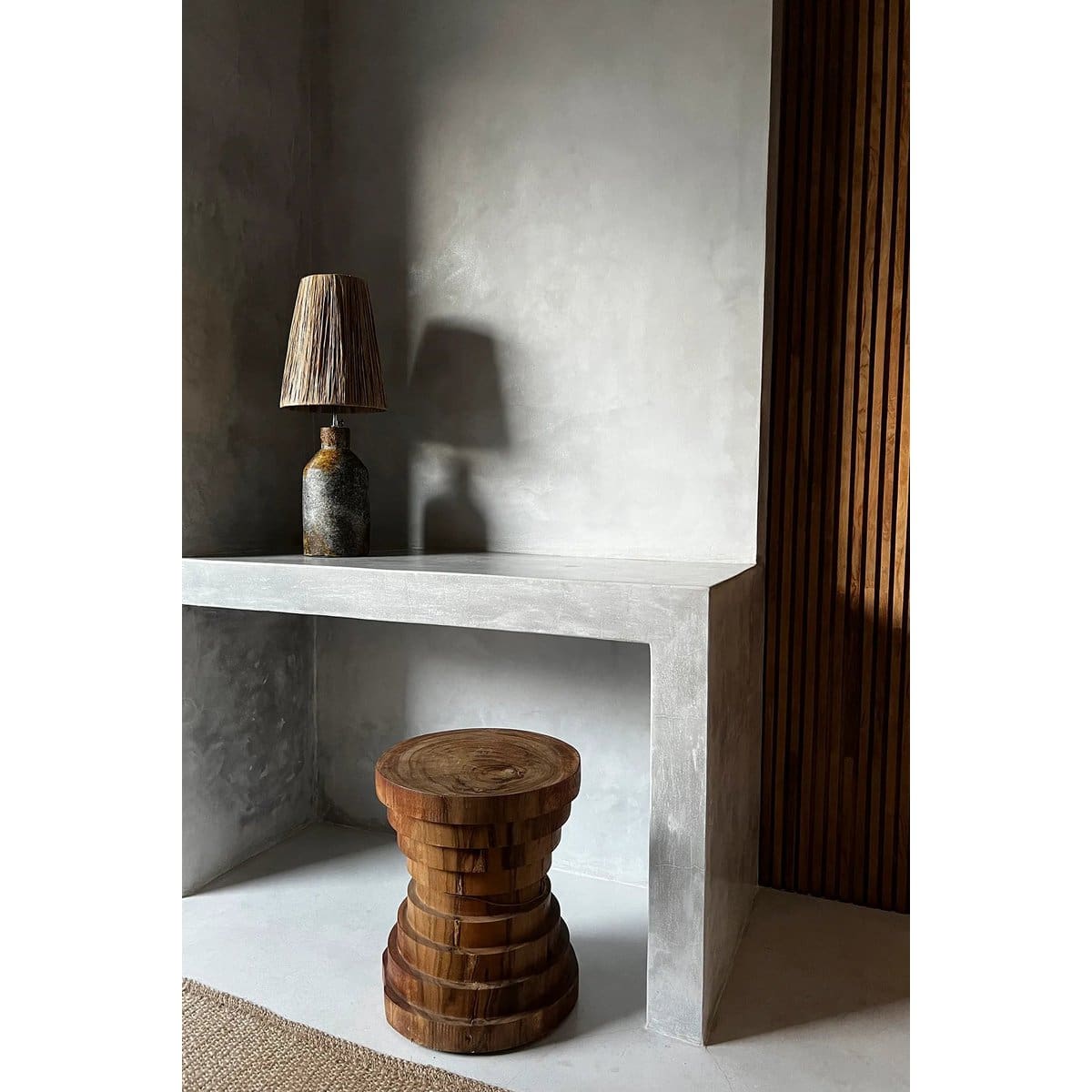 Tabouret Mazu en bois de suar – Design sculptural à anneaux (pièce neuve)