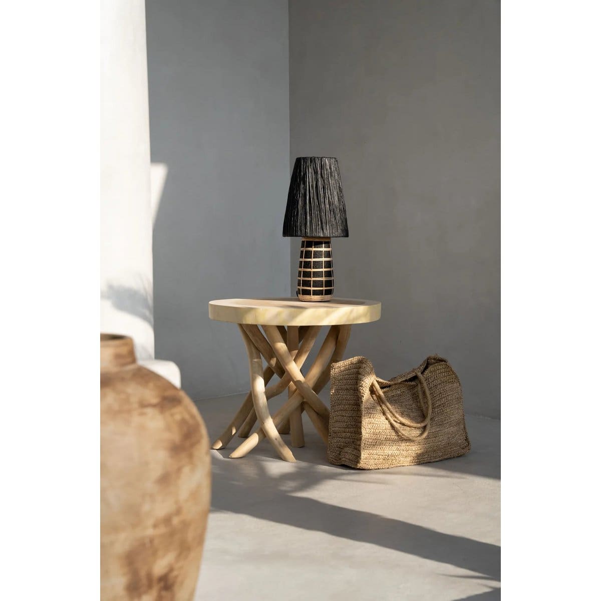 Table basse naturelle – Bois de teck sculpté et piétement entrelacé (pièce neuve)
