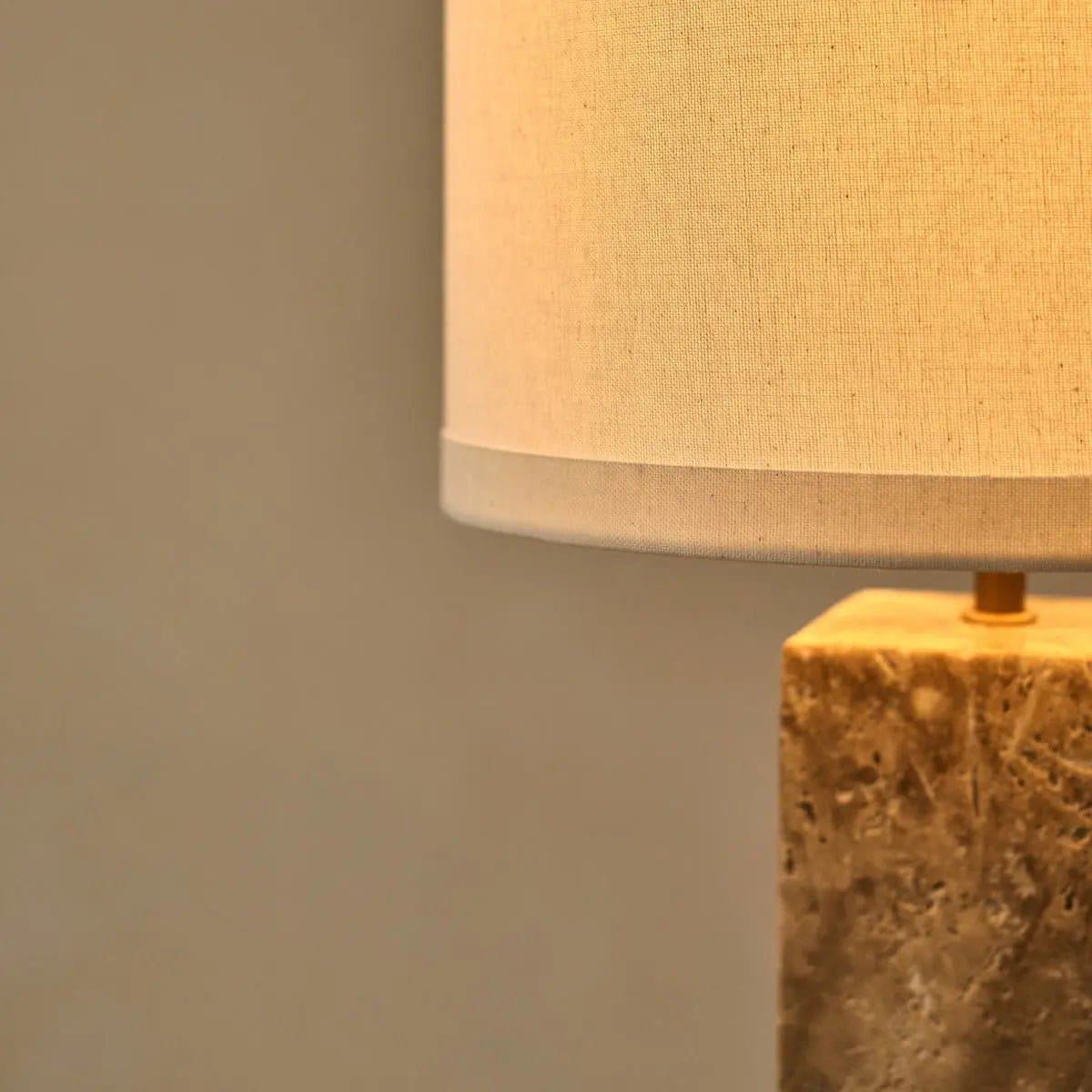 Lampe contemporaine en pierre naturelle – Modèle Rosie par Tavellio, Italie
