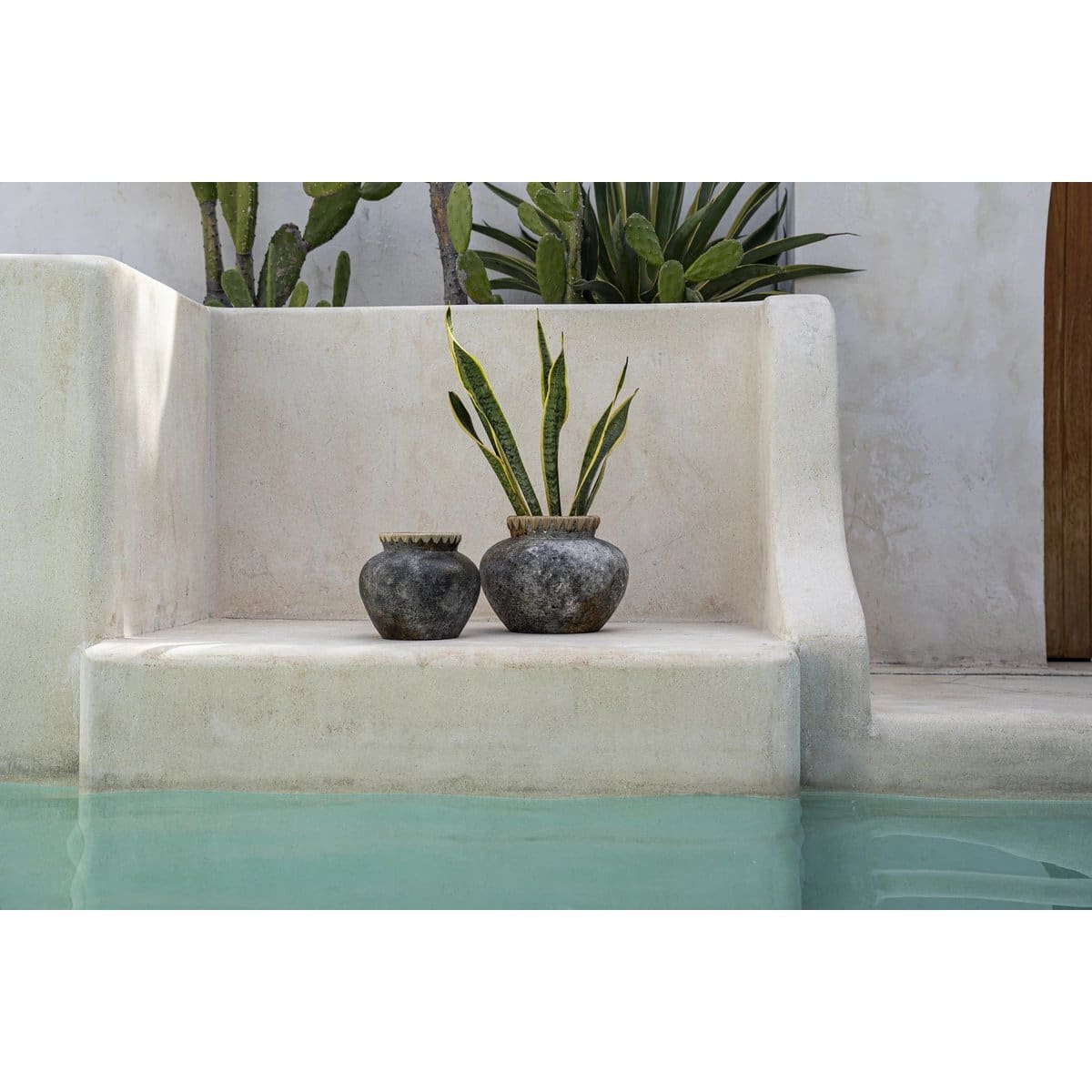 Vase en terre cuite – Détail en raphia tressé, design brut indonésien (neuf) taille S