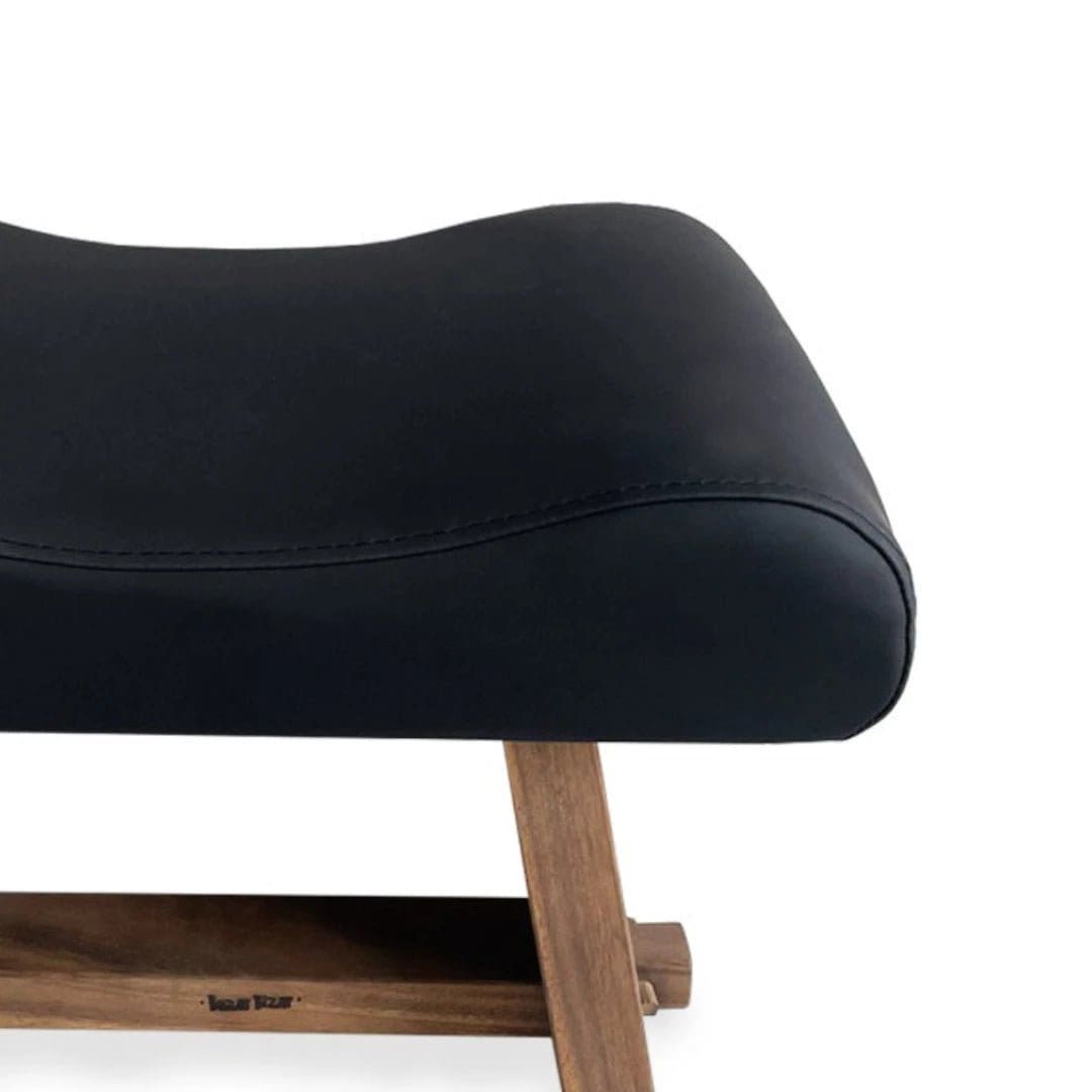 Tabouret en bois de suar et cuir noir – Design artisanal d’Indonésie (pièce neuve)