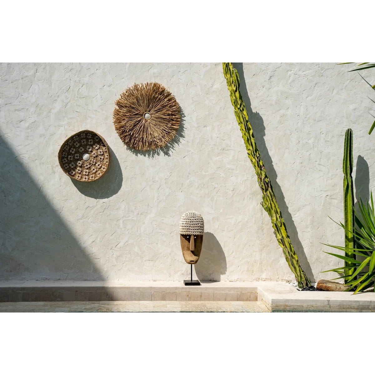 Rituel de Coquillage – Sculpture faciale artisanale en bois et cauris (format moyen)