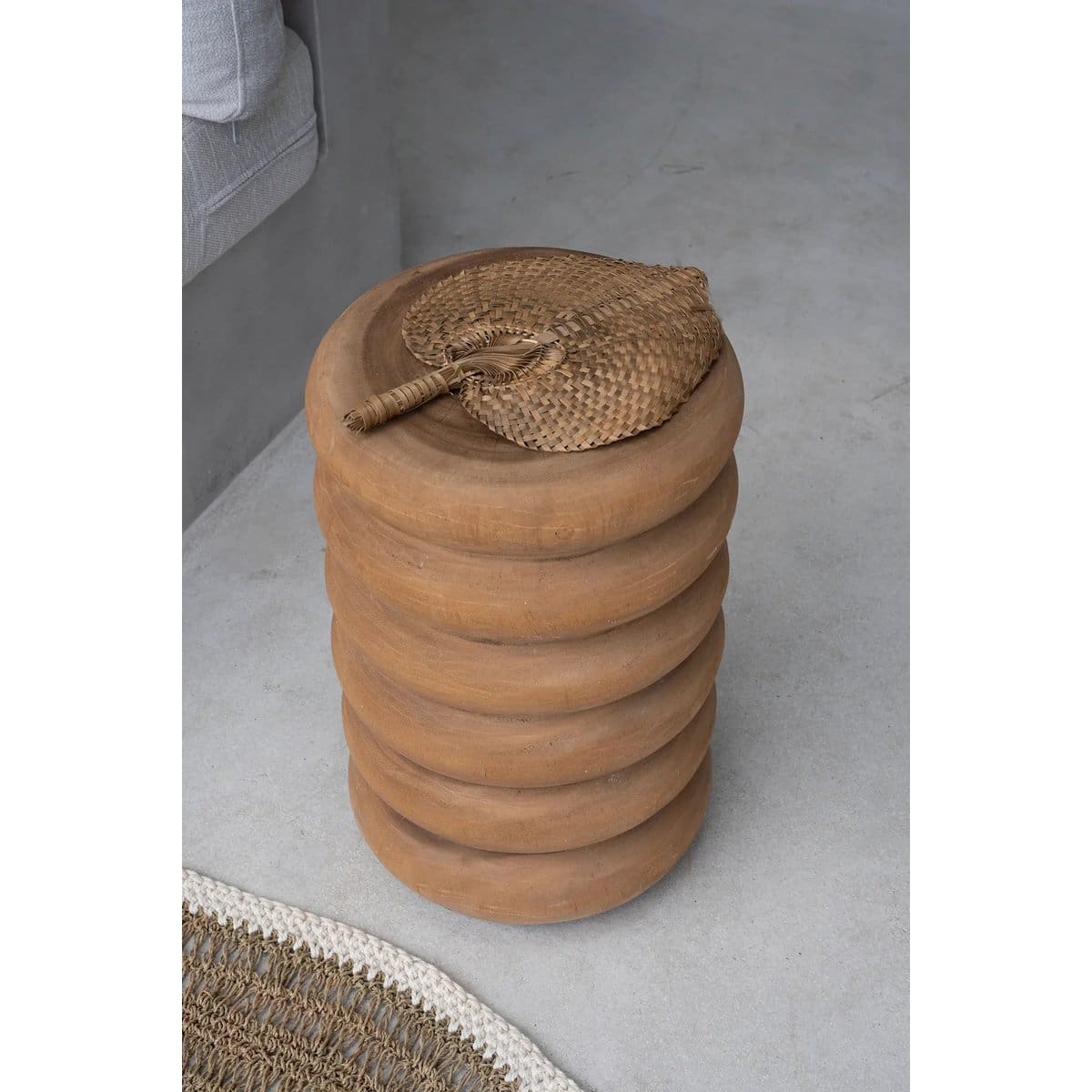 Tabouret Umiko en bois de suar – Design en anneaux et esprit contemporain naturel (pièce neuve)
