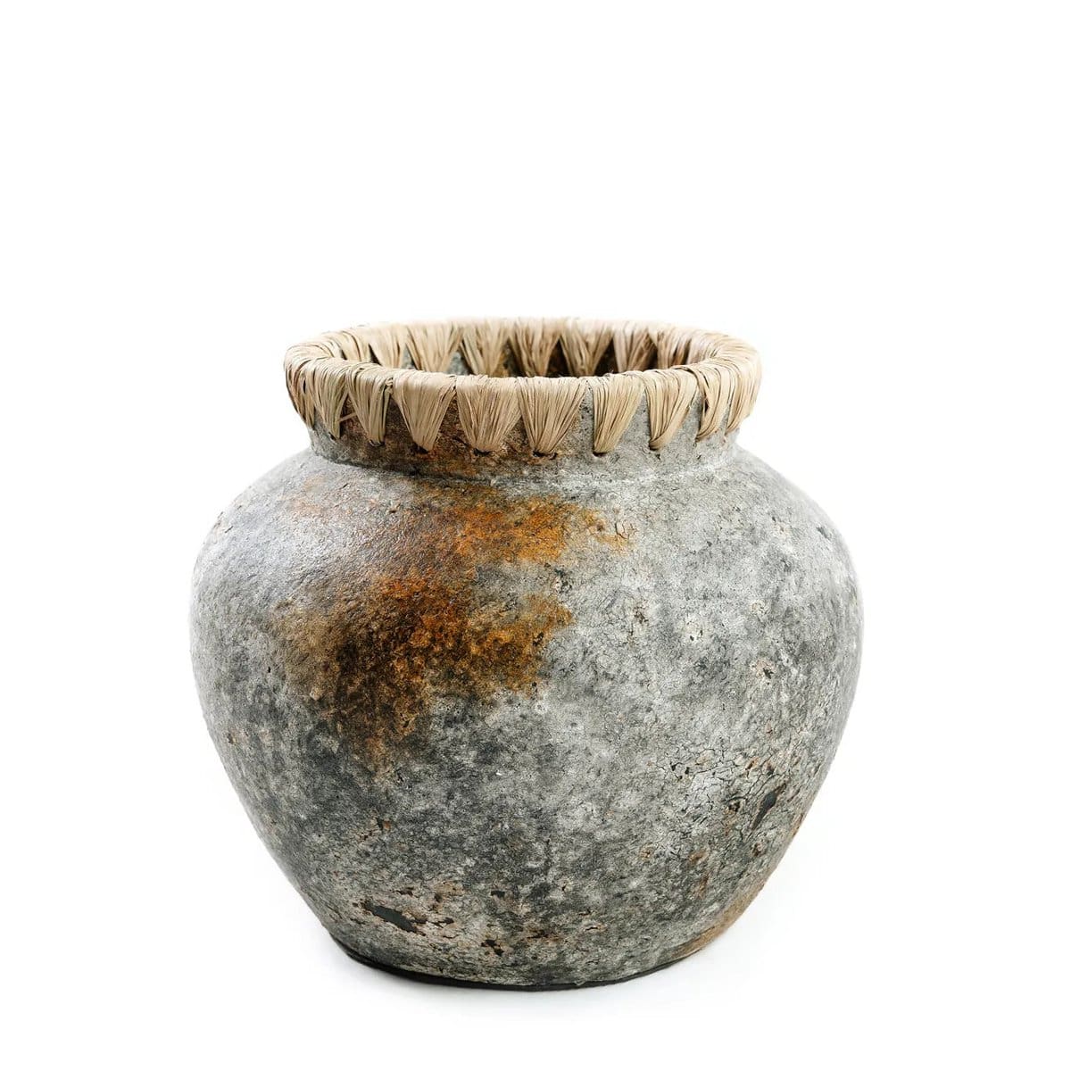 Vase en terre cuite – Détail en raphia tressé, design brut indonésien (neuf) taille S