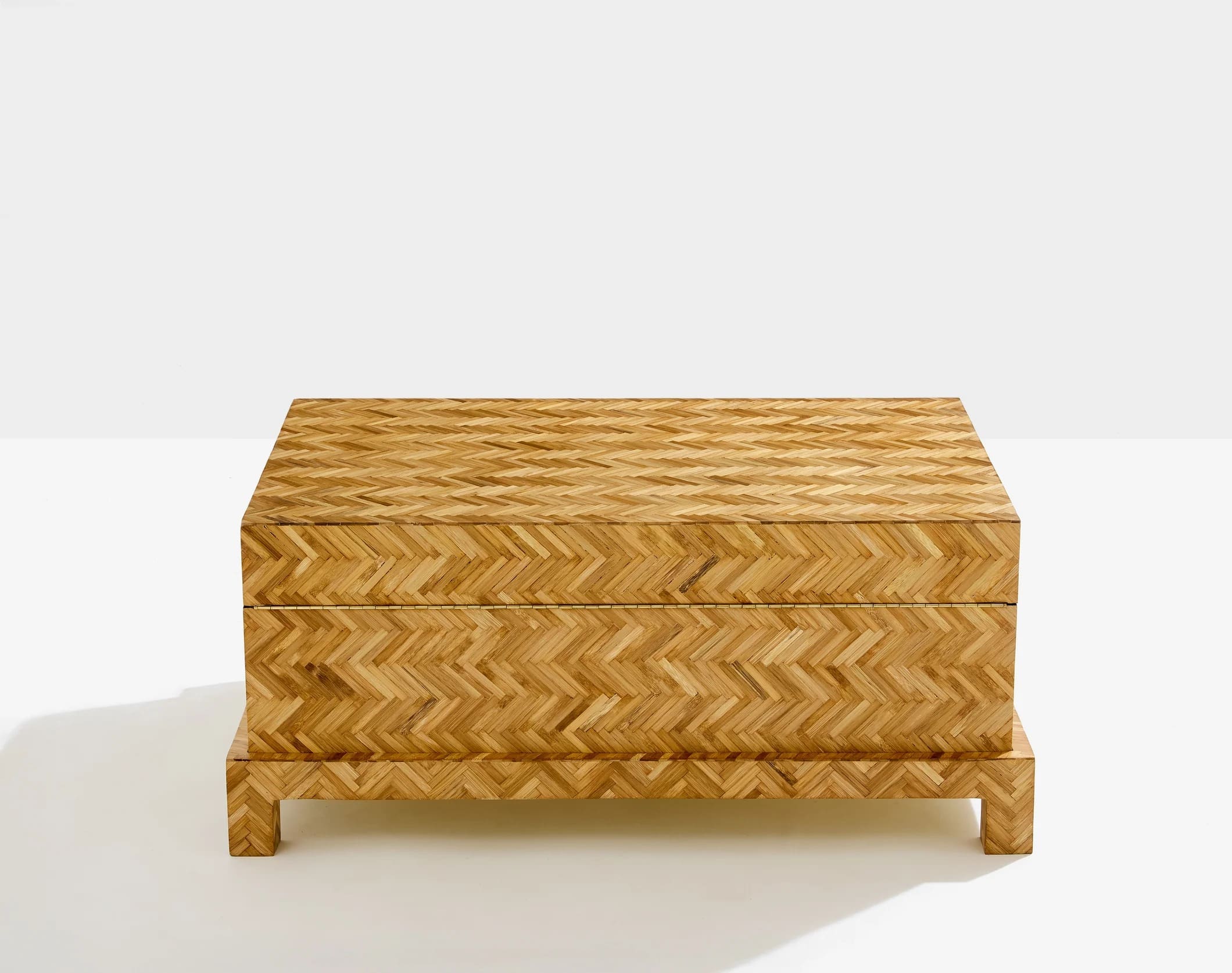 Coffre marqueterie bambou & laiton – Galerie Maison & Jardin, années 70