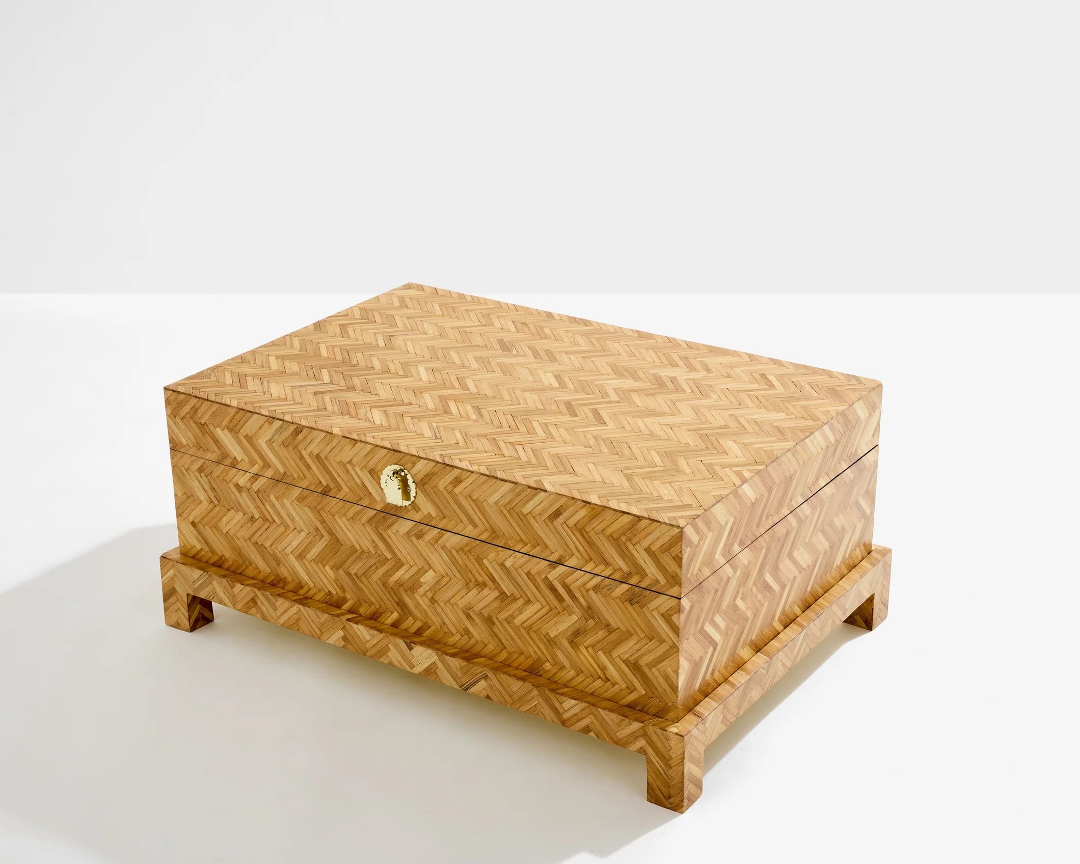 Coffre marqueterie bambou & laiton – Galerie Maison & Jardin, années 70