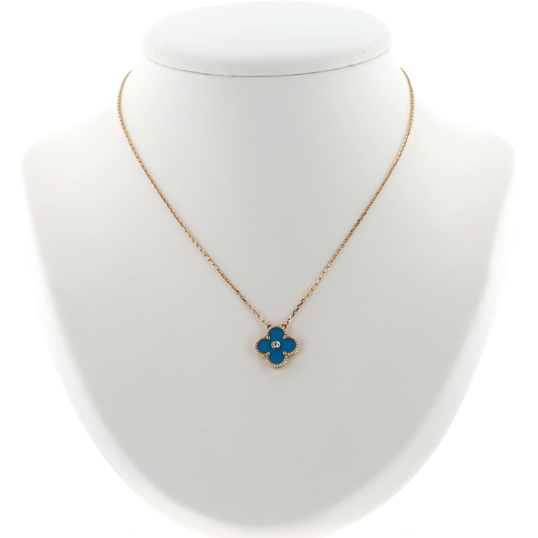 Collier Van Cleef & Arpels Holiday Alhambra 2019 – Or jaune, porcelaine de Sèvres et diamant