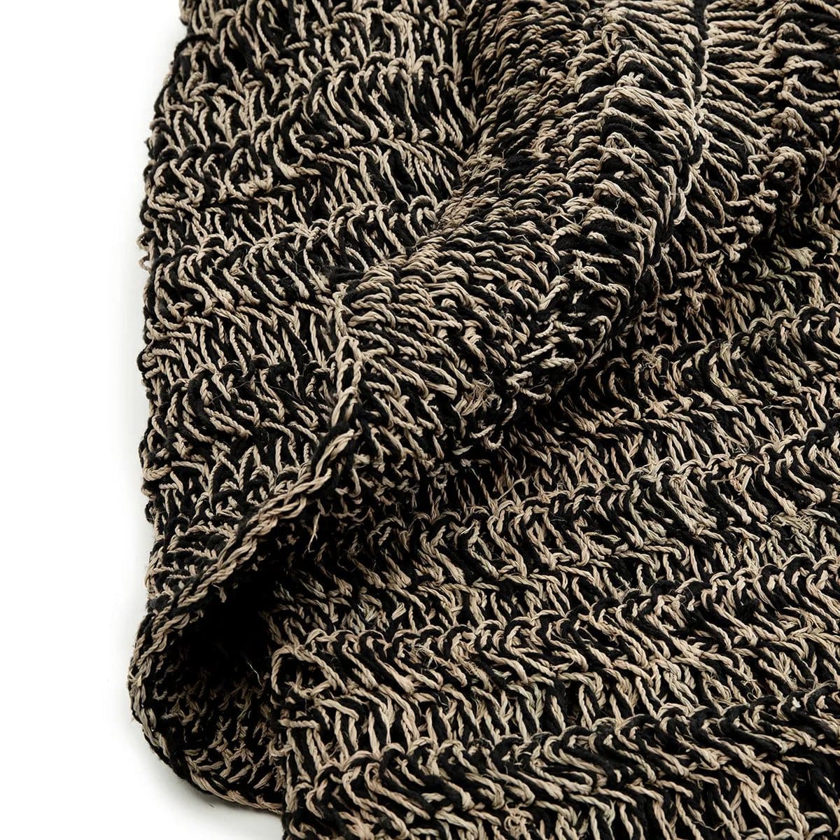 Tapis noir en jonc de mer – Création artisanale en raphia et sisal, 180×240 cm (neuf)