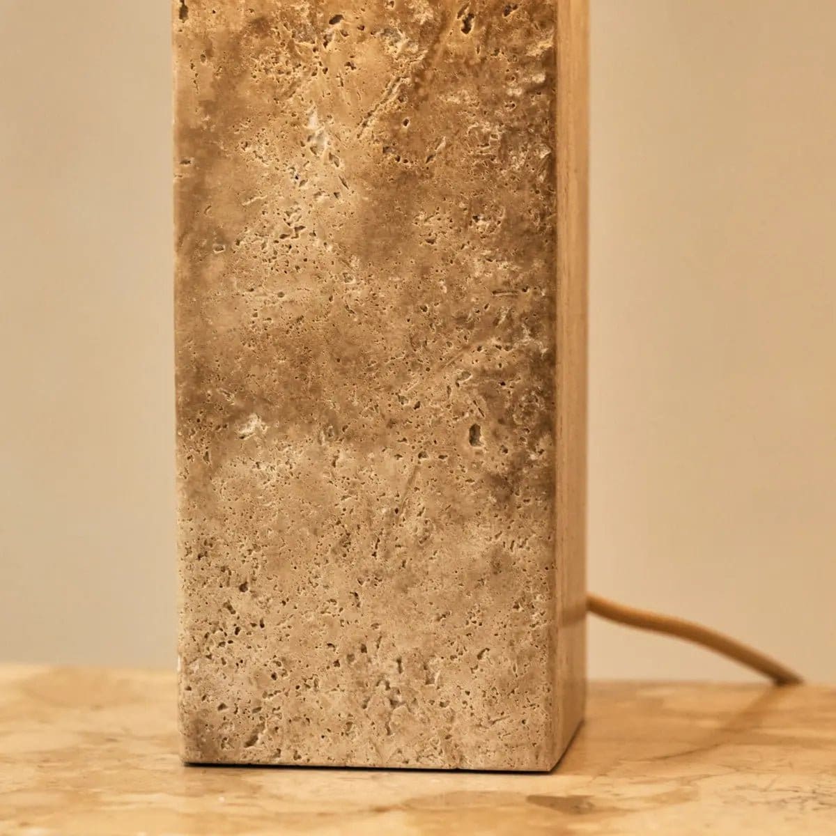 Lampe contemporaine en pierre naturelle – Modèle Rosie par Tavellio, Italie