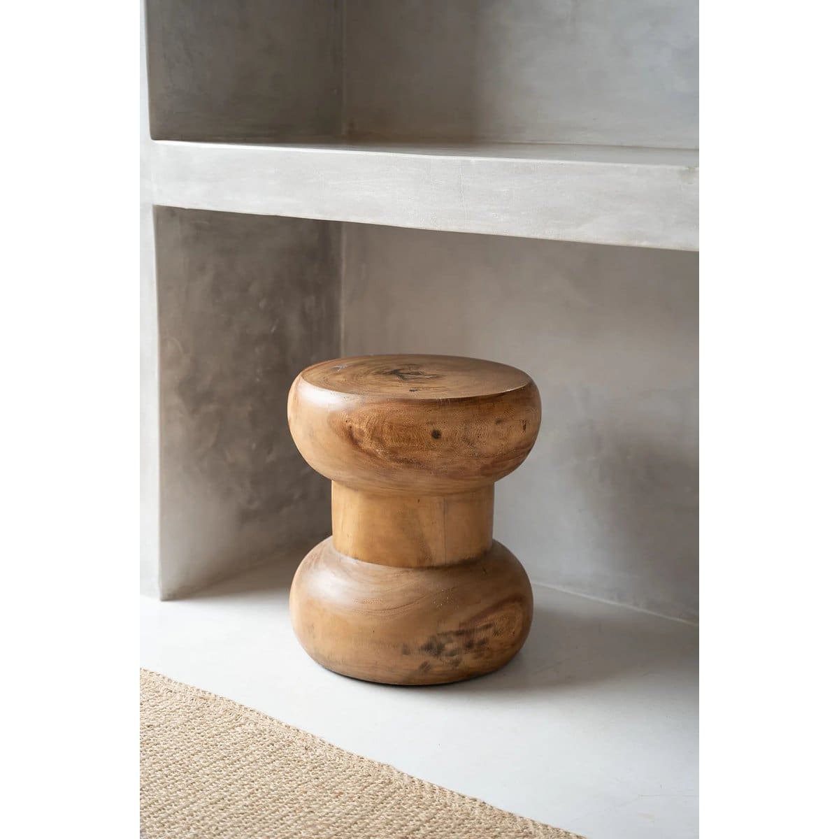 Wayra Sculptural – Tabouret en bois de suar massif à forme organique (pièce neuve)