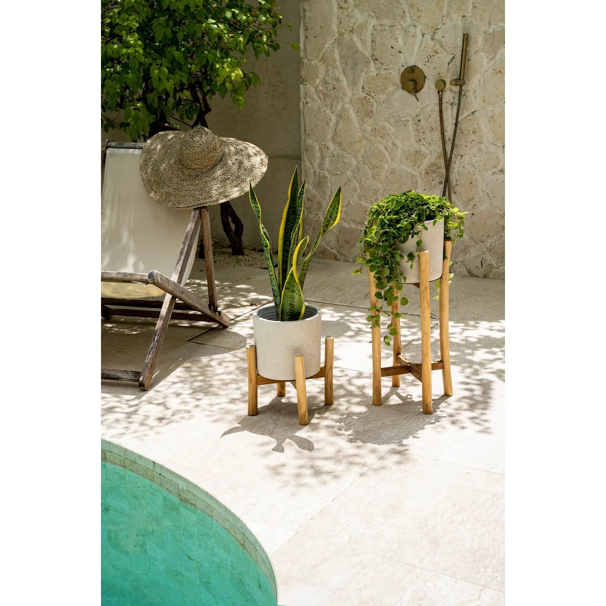 Jardinière design – Structure en teck brut & pot en béton texturé, création neuve de Bali – S