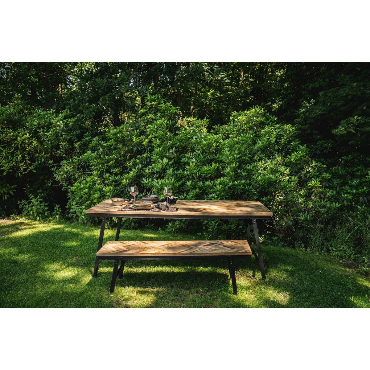 Ligne Brut – Banc pliable en teck à motif chevrons, piètement métal noir (150 cm, pièce neuve)