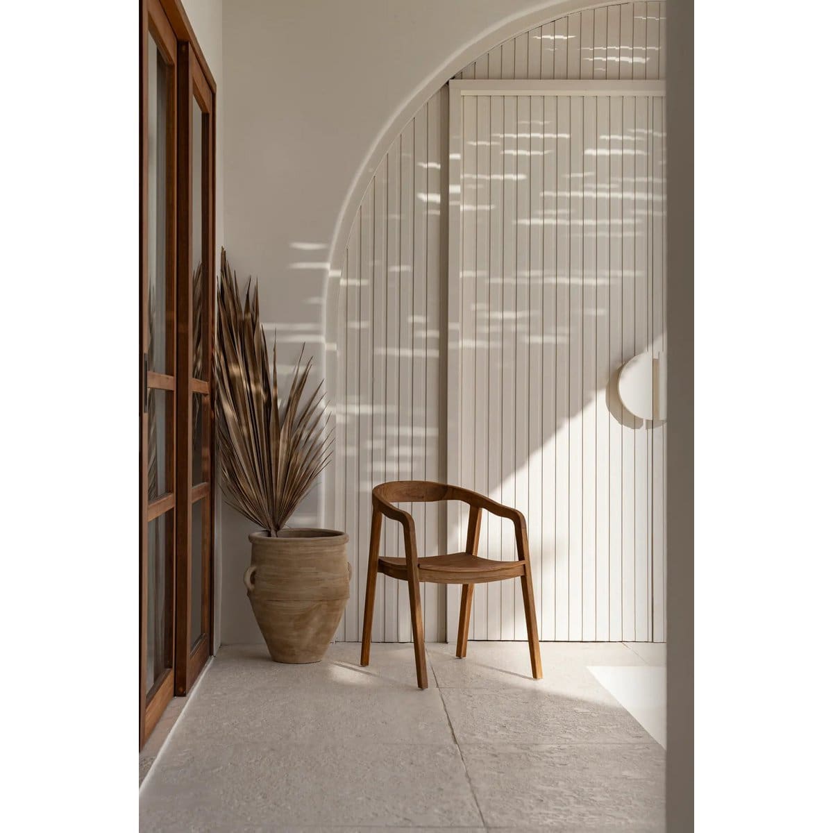 Chaise de salle à manger Nihi Oka – Bois de teck pour extérieur raffiné (pièce neuve)
