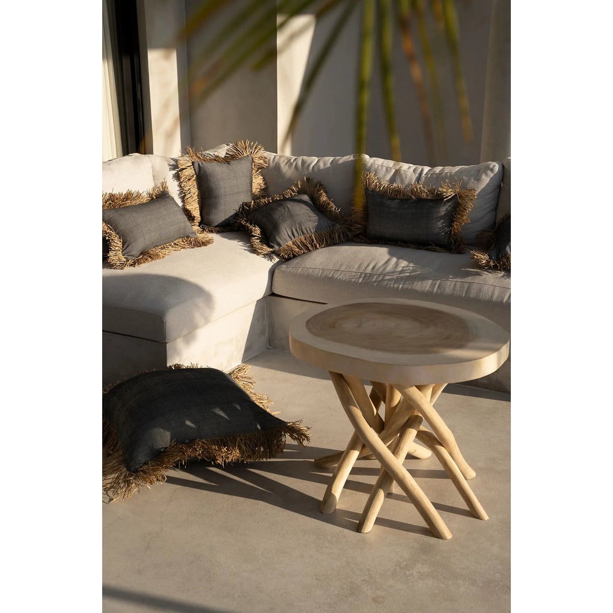 Table basse naturelle – Bois de teck sculpté et piétement entrelacé (pièce neuve)