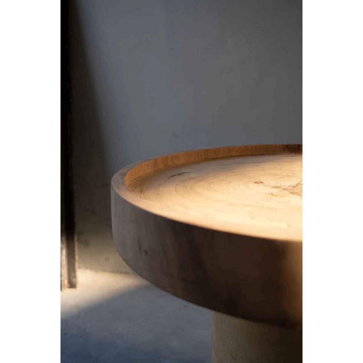 Table d’appoint en bois massif – Design épuré en suar naturel Ø60 cm (pièce neuve)