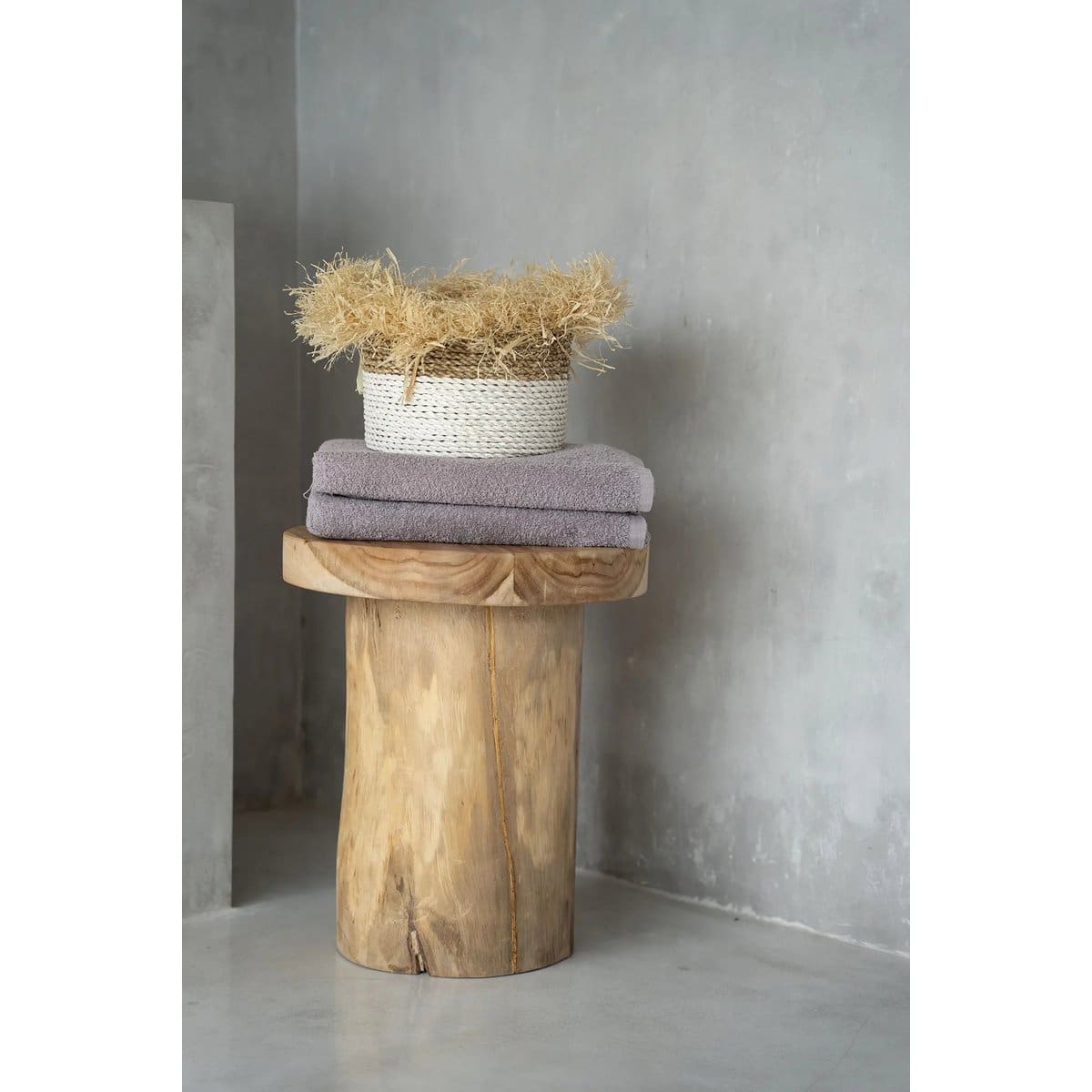Table d’appoint Quichua – Bois de suar massif au design minimaliste (pièce neuve)