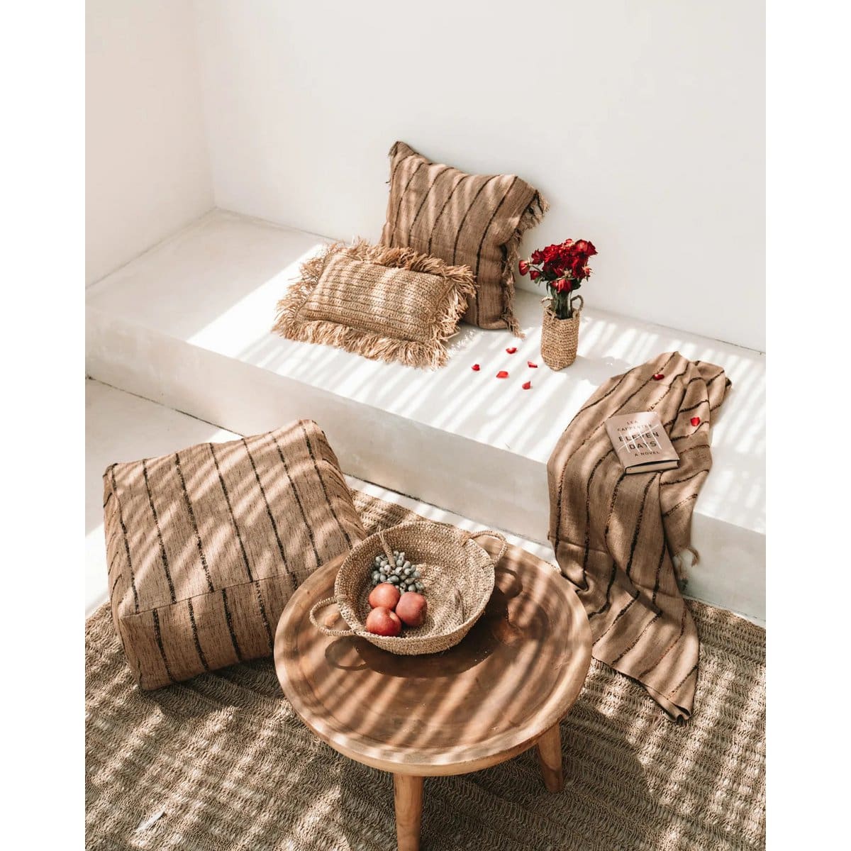 Table basse en bois massif – Design organique en munggur Ø70 cm (pièce neuve)