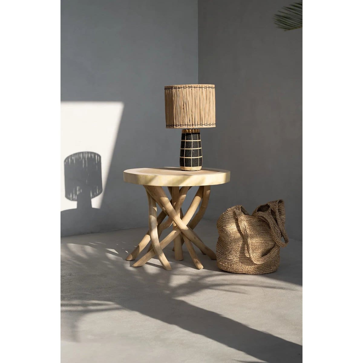Table basse naturelle – Bois de teck sculpté et piétement entrelacé (pièce neuve)