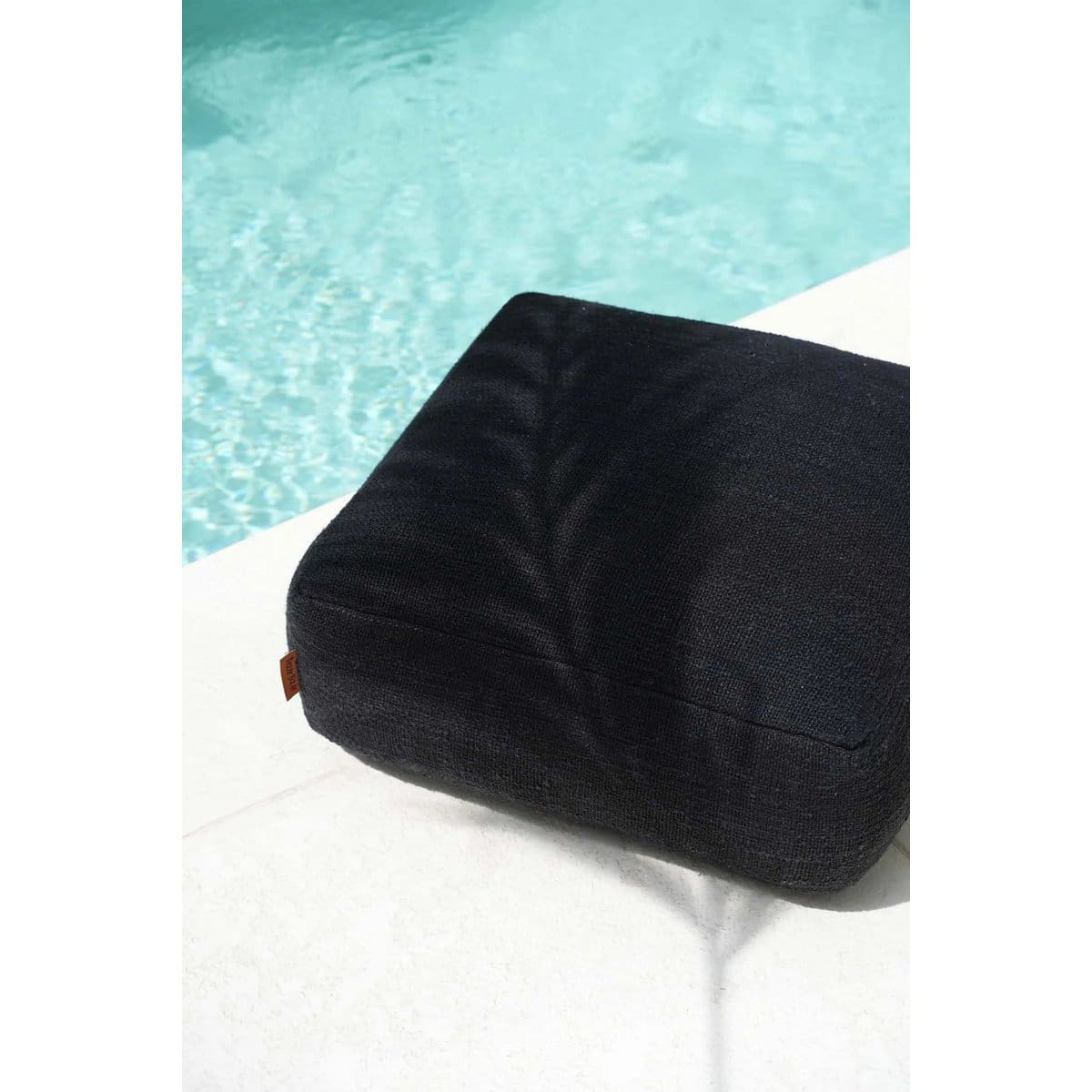 Pouf moelleux – Design compact en tissu noir, idéal pour salon ou chambre (neuf)