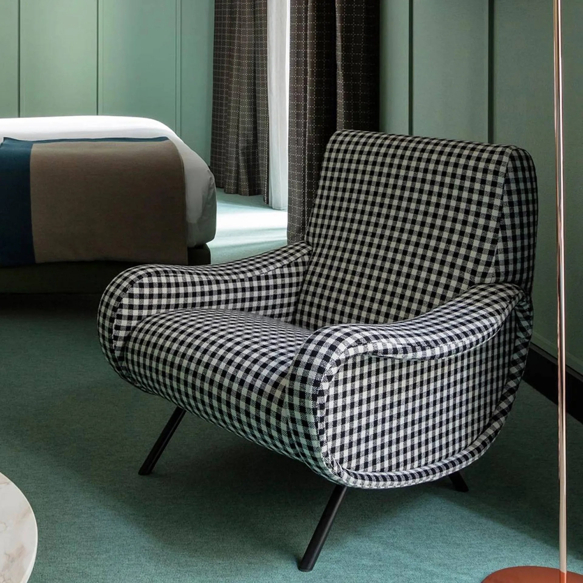 Fauteuil Marco Zanuso Lady 720 – Édition Cassina, tissu vichy noir et blanc
