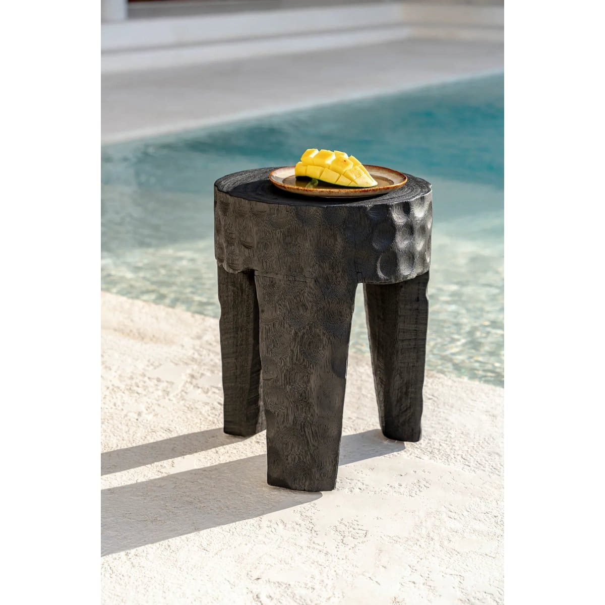 Tabouret Paramo en bois noir – Design sculptural à trois pieds, pièce artisanale (neuf)