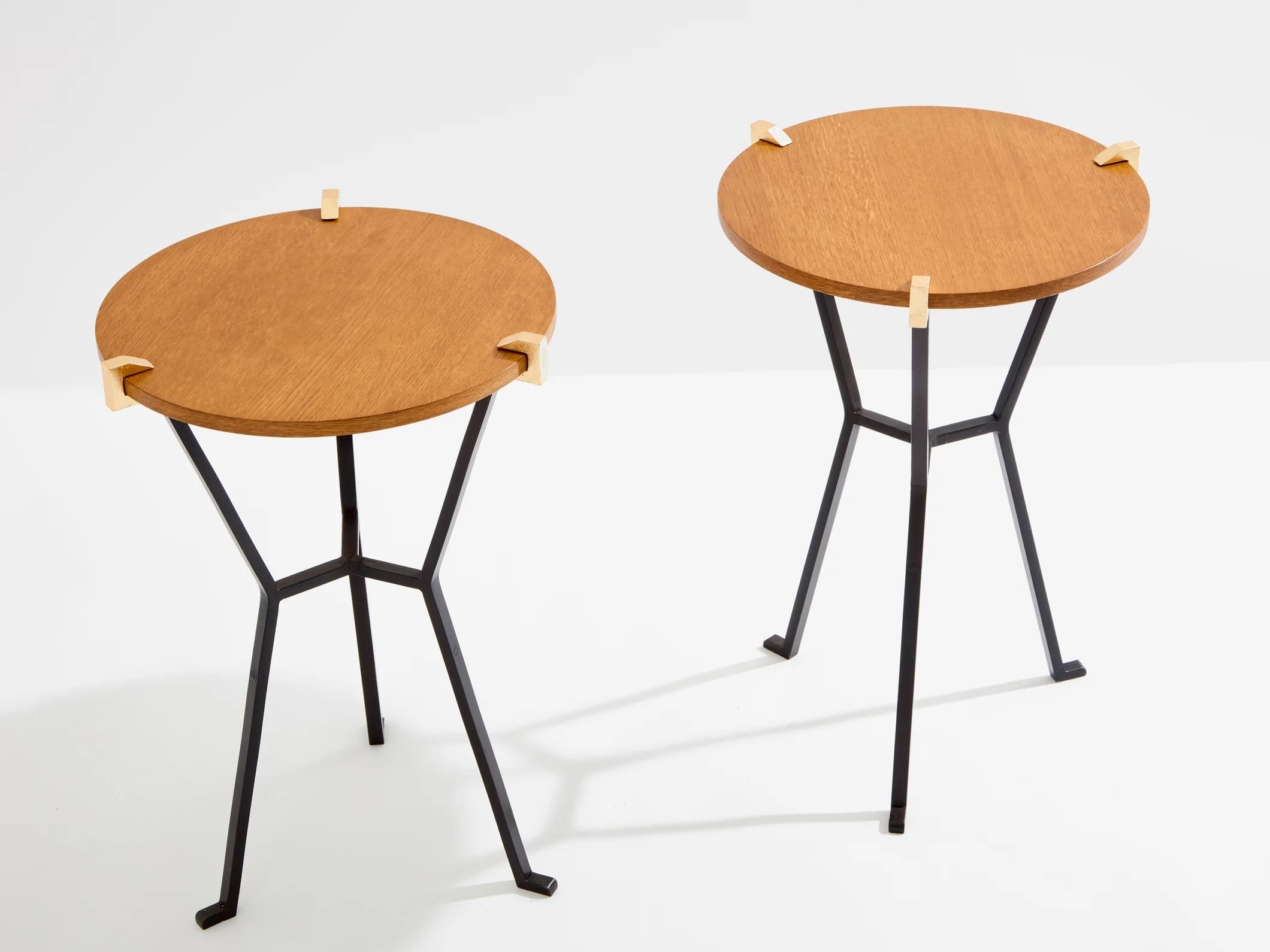 Paire de guéridons Garouste & Bonetti – Fer forgé, chêne & or, 1995