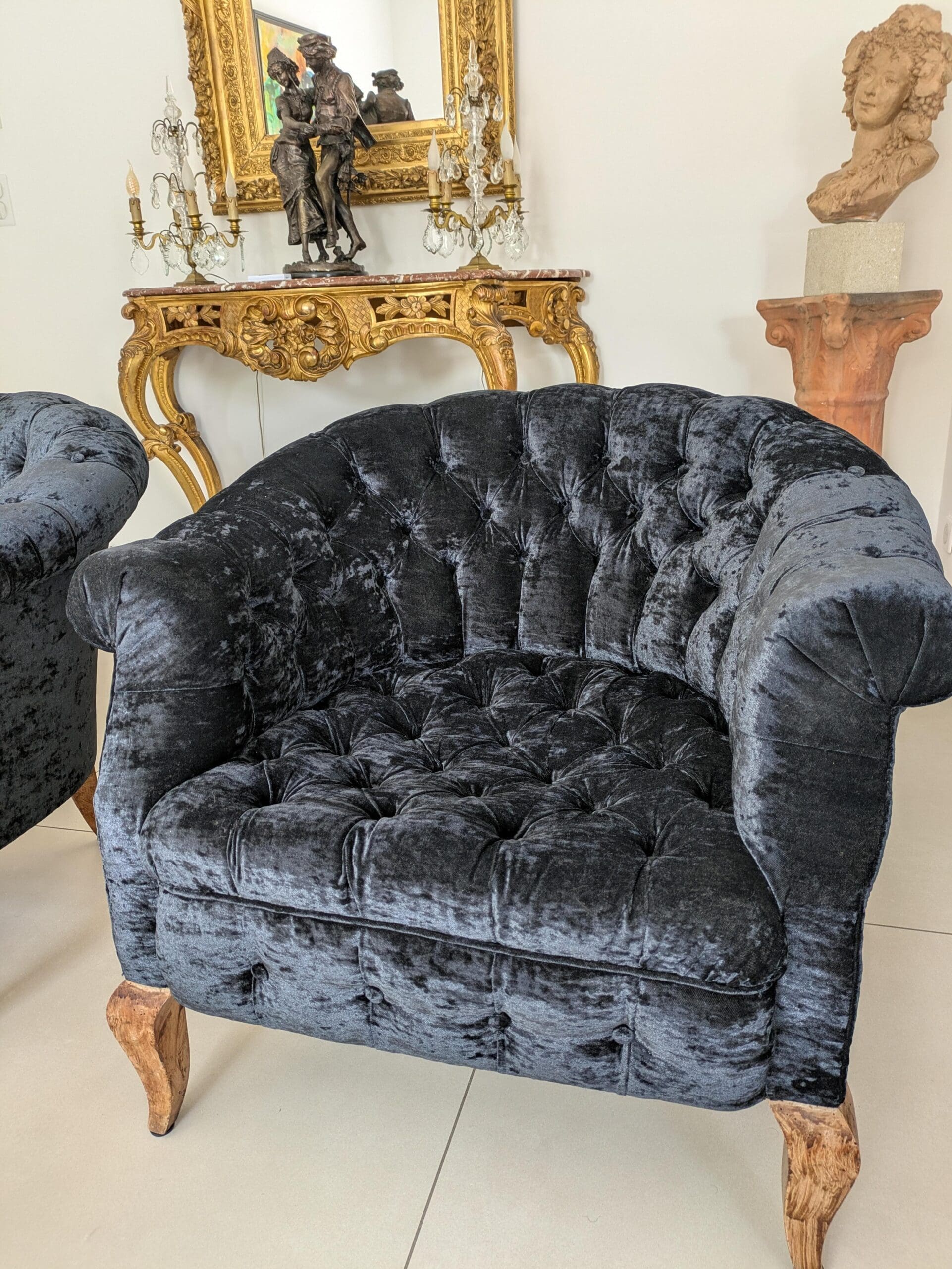 Paire de fauteuils Chesterfield en velours noir – Style vintage 1970