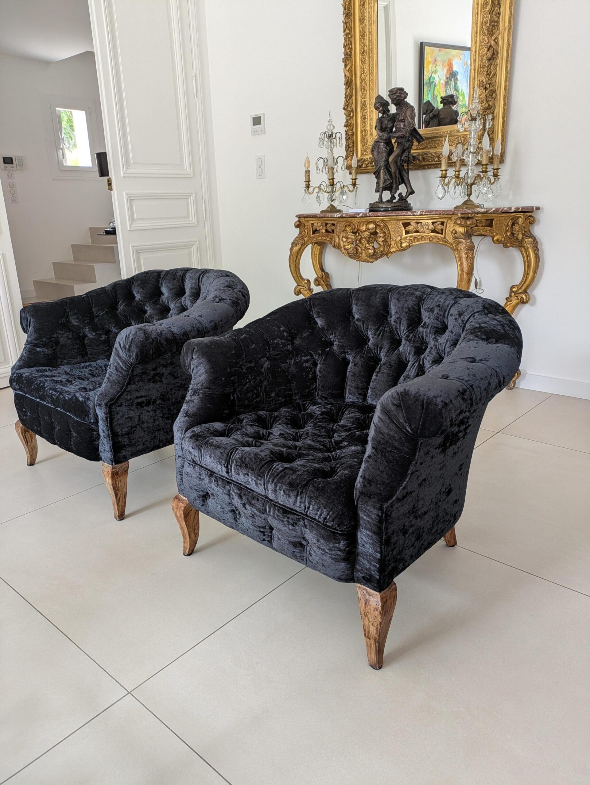 Paire de fauteuils Chesterfield en velours noir – Style vintage 1970
