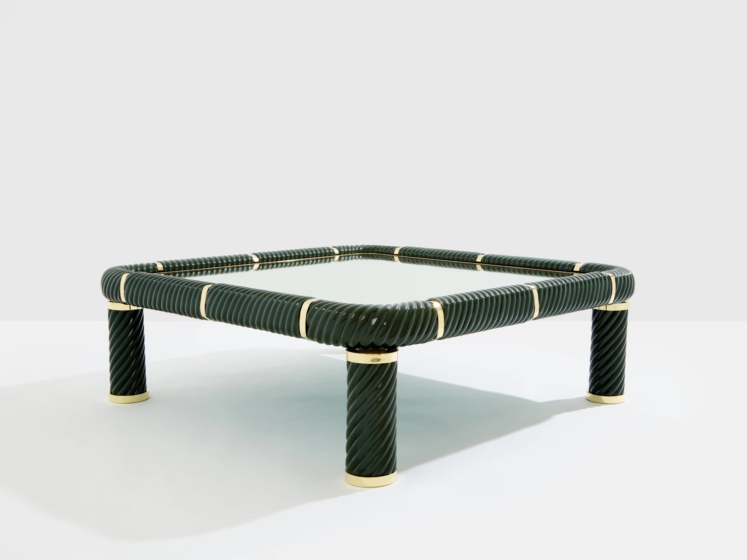 Table basse Tommaso Barbi en céramique vert olive et laiton – Design italien 1970