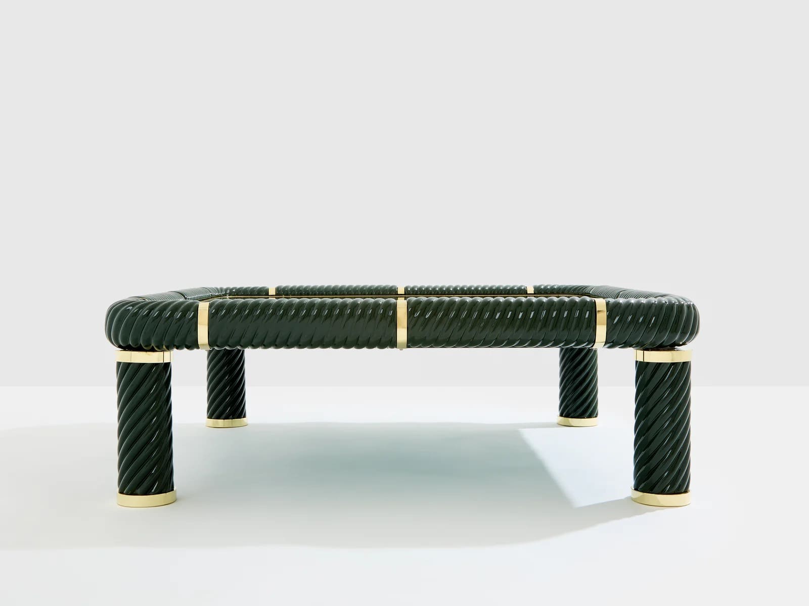 Table basse Tommaso Barbi en céramique vert olive et laiton – Design italien 1970