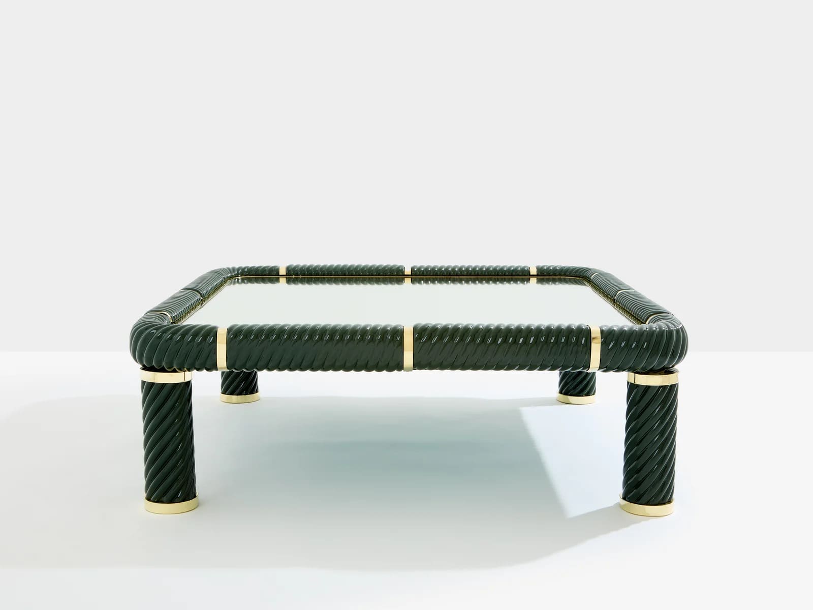 Table basse Tommaso Barbi en céramique vert olive et laiton – Design italien 1970