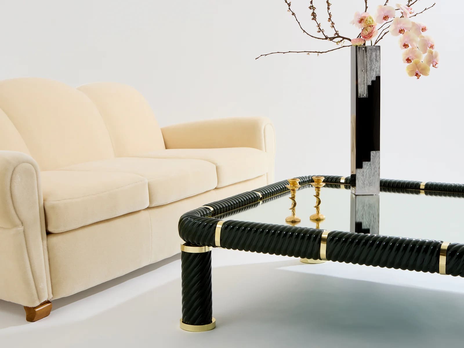 Table basse Tommaso Barbi en céramique vert olive et laiton – Design italien 1970