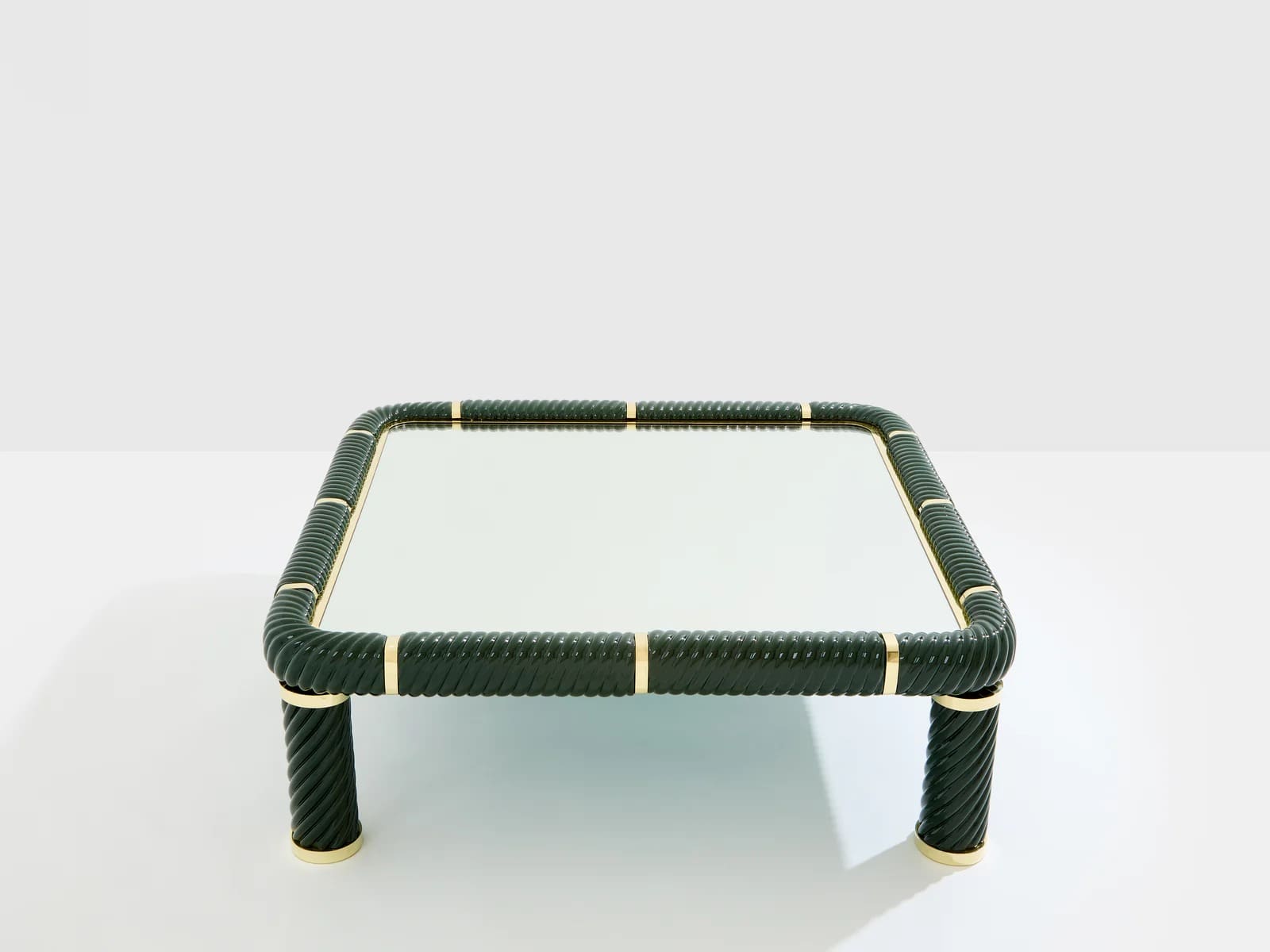 Table basse Tommaso Barbi en céramique vert olive et laiton – Design italien 1970