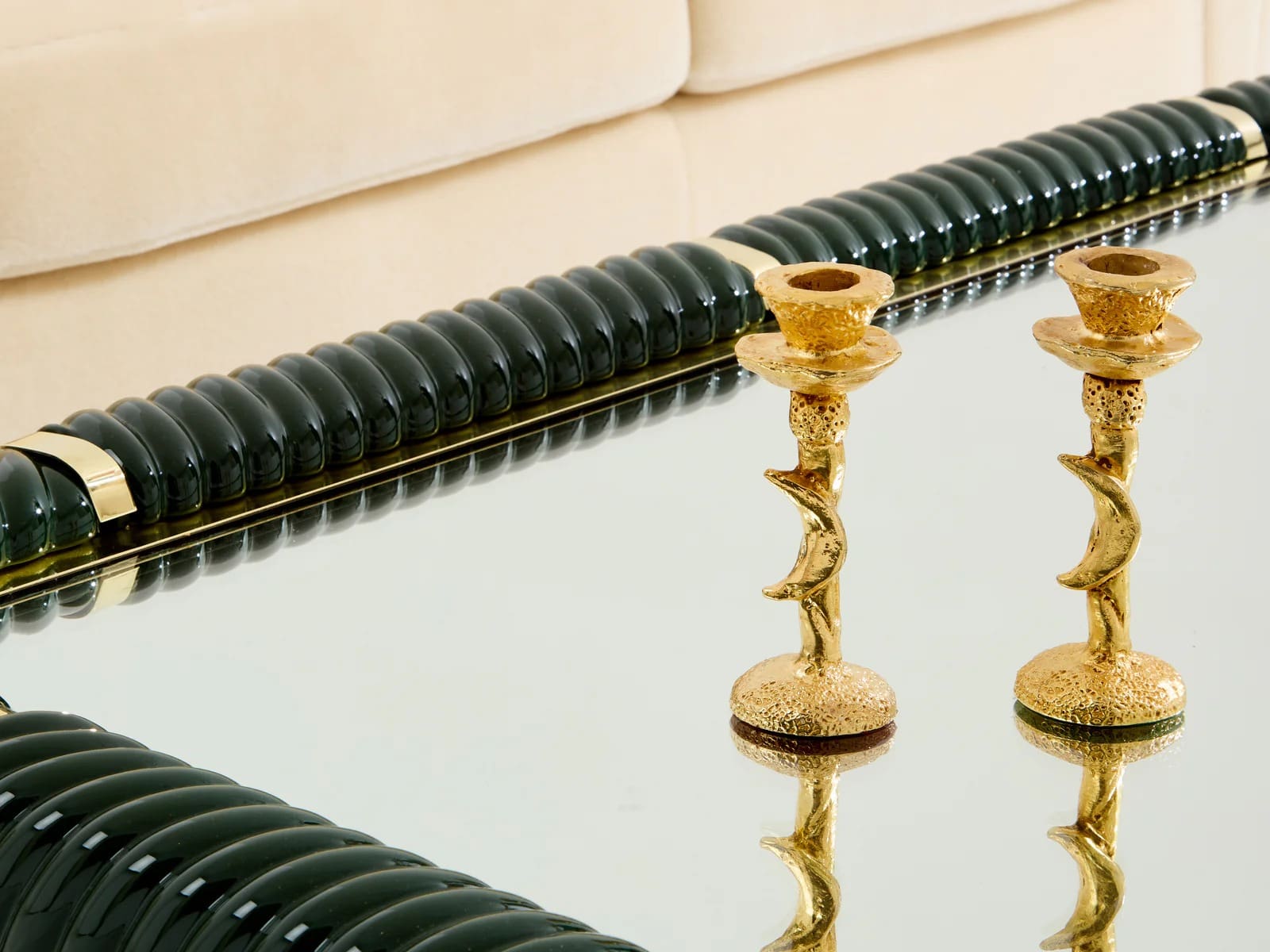 Table basse Tommaso Barbi en céramique vert olive et laiton – Design italien 1970