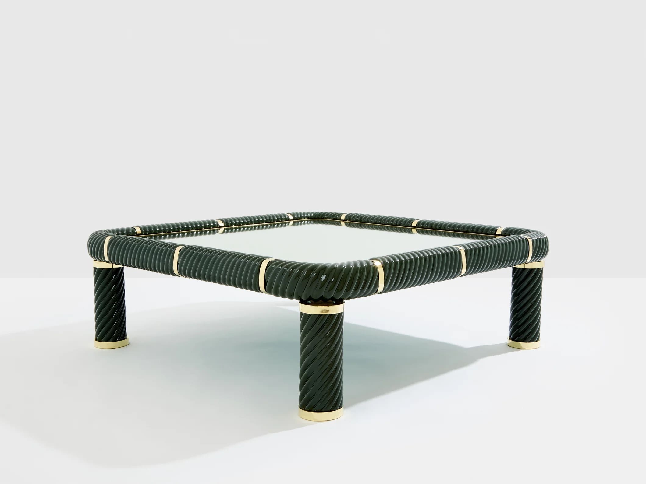Table basse Tommaso Barbi en céramique vert olive et laiton – Design italien 1970