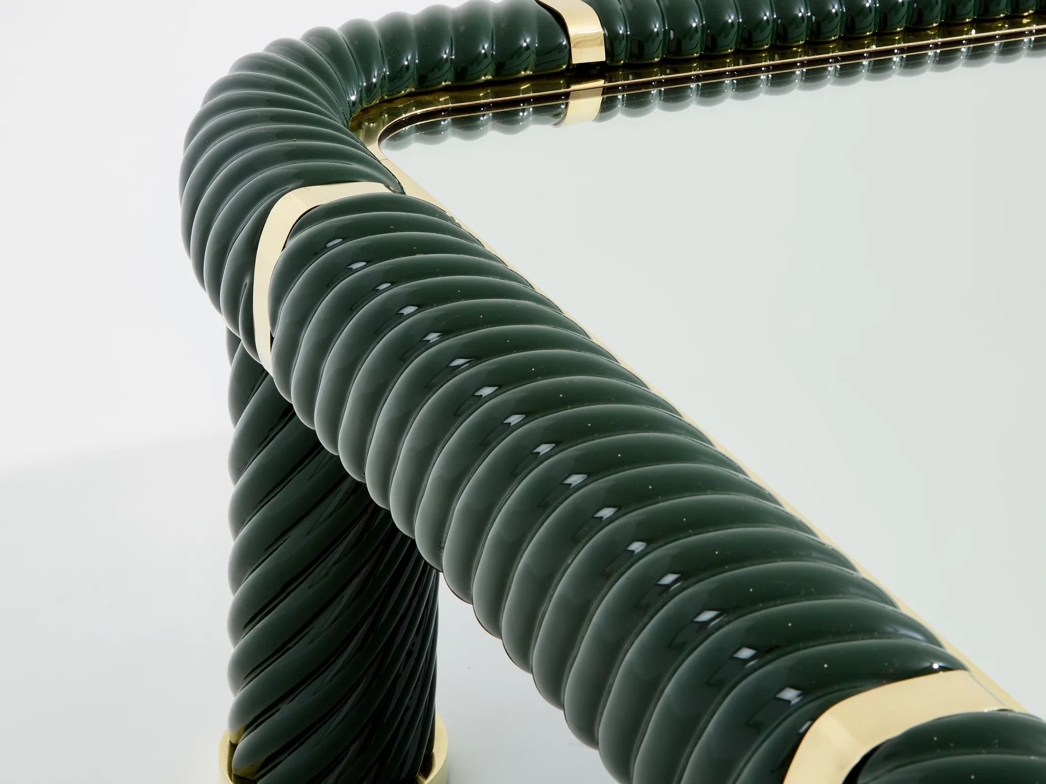 Table basse Tommaso Barbi en céramique vert olive et laiton – Design italien 1970