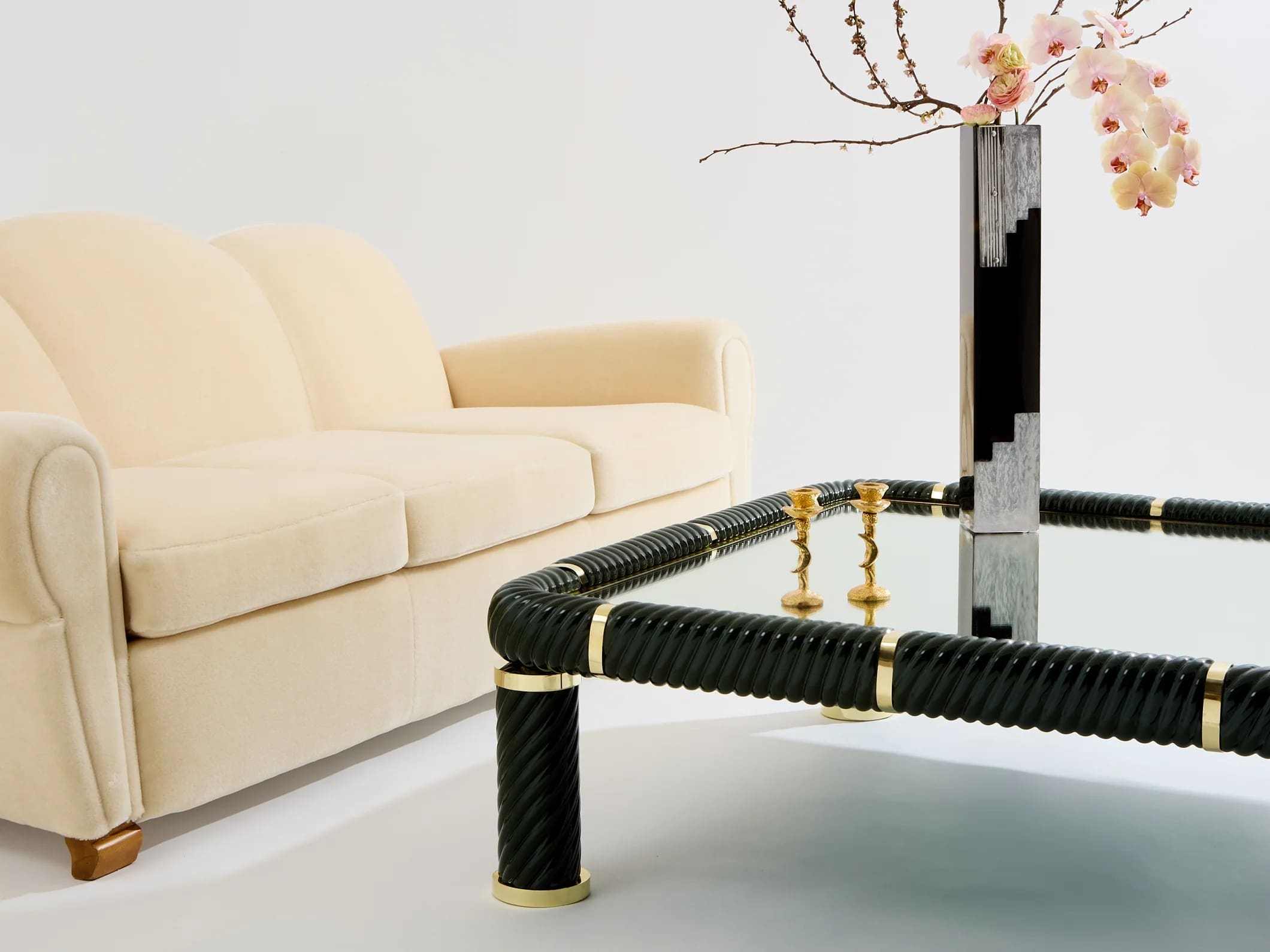 Table basse Tommaso Barbi en céramique vert olive et laiton – Design italien 1970
