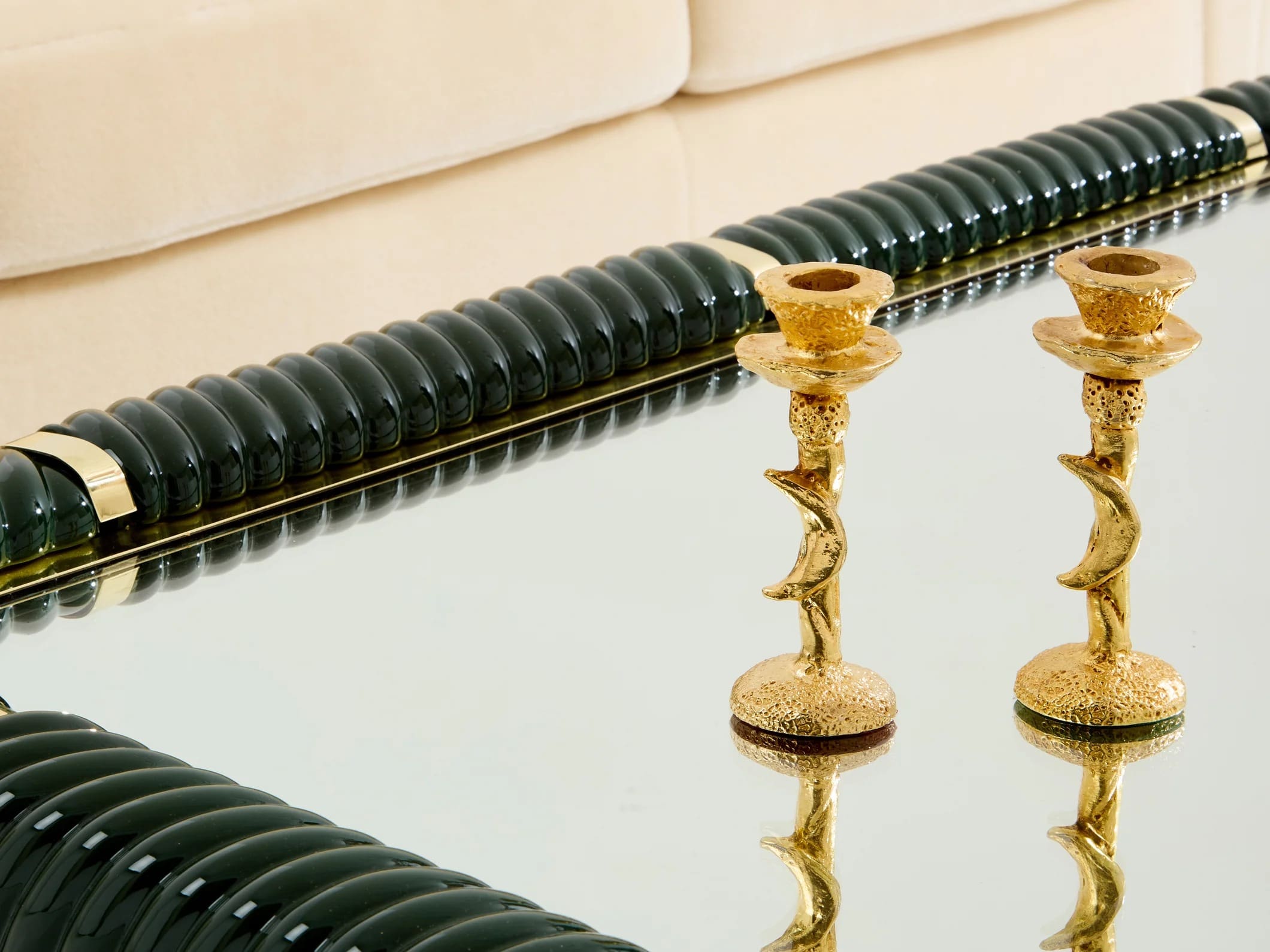 Table basse Tommaso Barbi en céramique vert olive et laiton – Design italien 1970