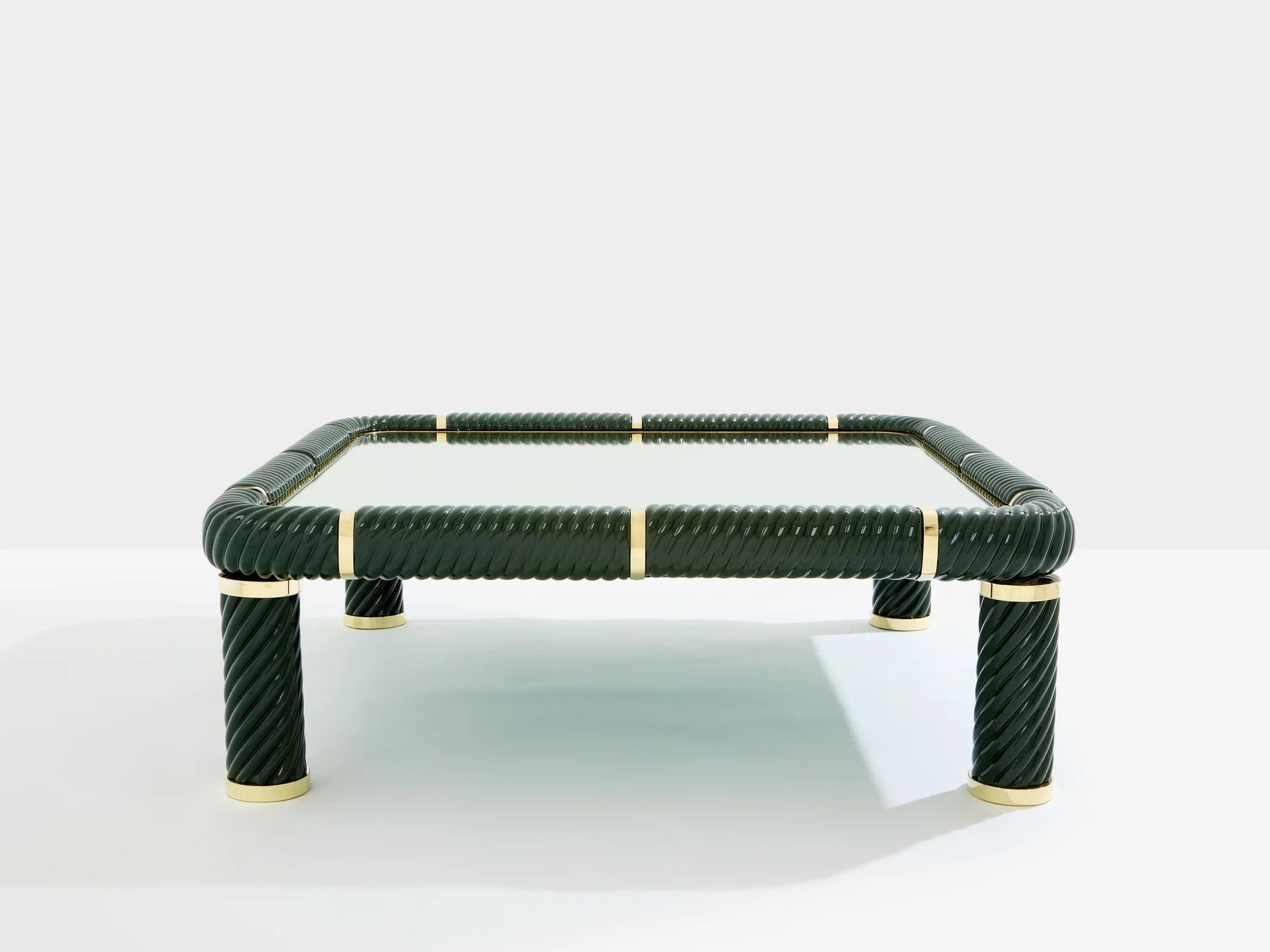 Table basse Tommaso Barbi en céramique vert olive et laiton – Design italien 1970