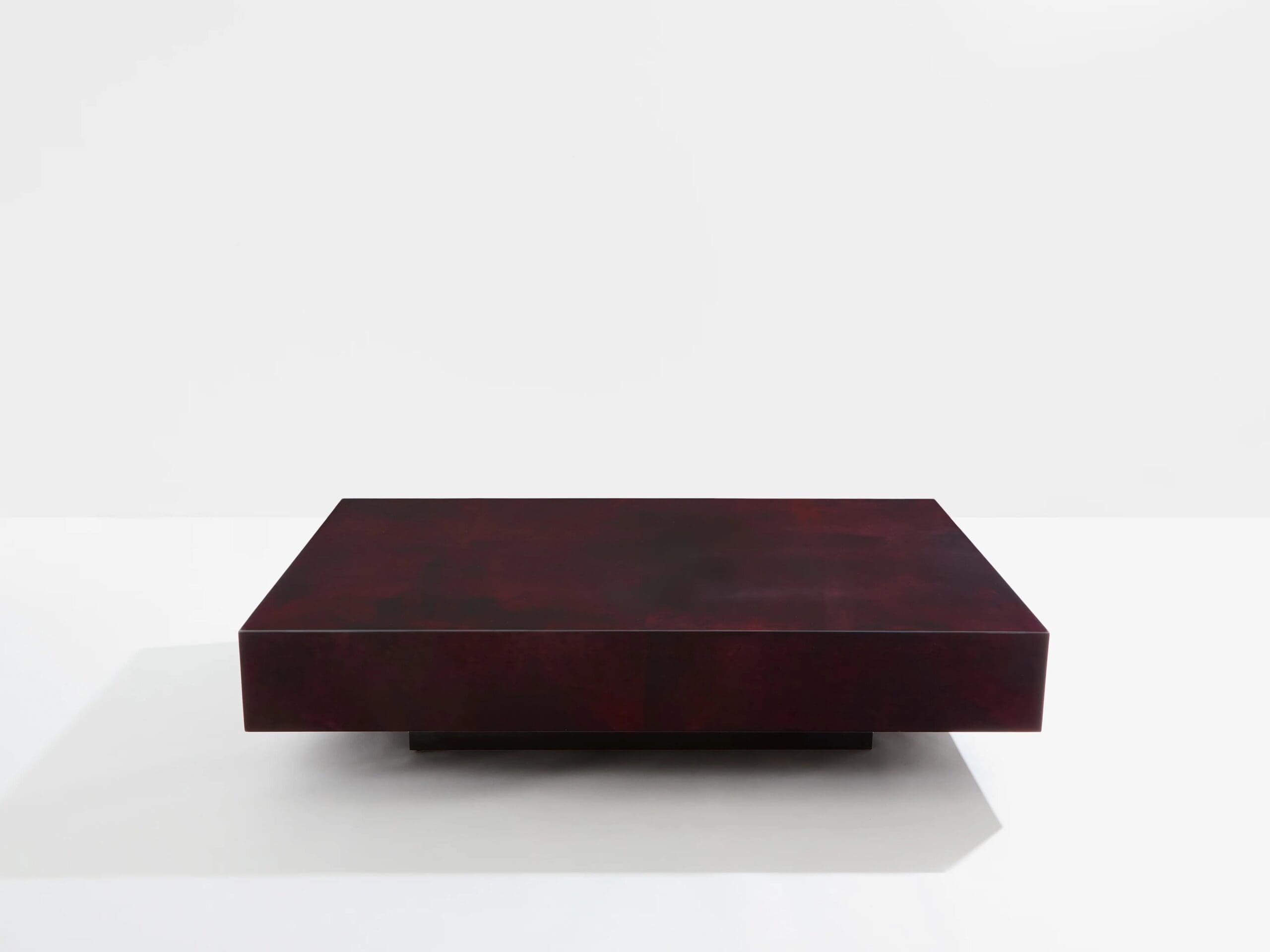 Table basse Aldo Tura en parchemin bourgogne – Design italien des années 60