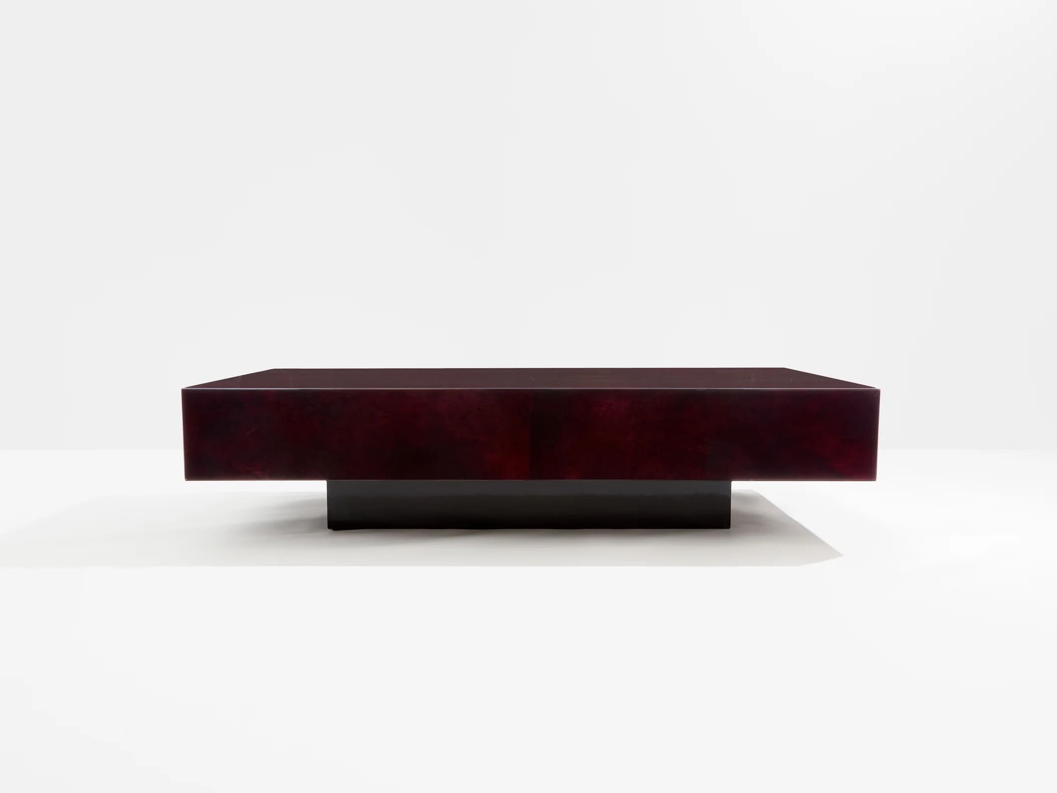 Table basse Aldo Tura en parchemin bourgogne – Design italien des années 60
