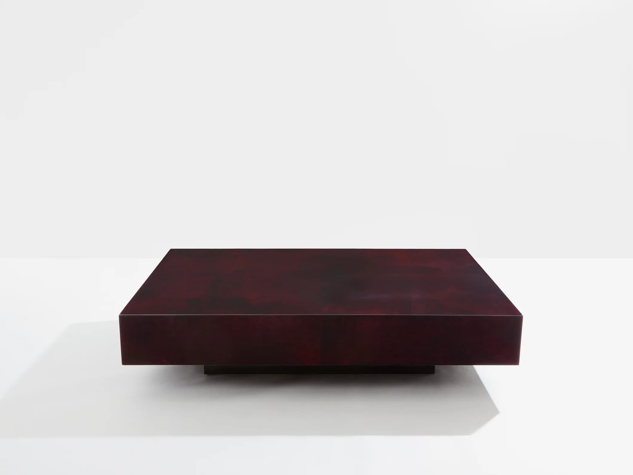 Table basse Aldo Tura en parchemin bourgogne – Design italien des années 60