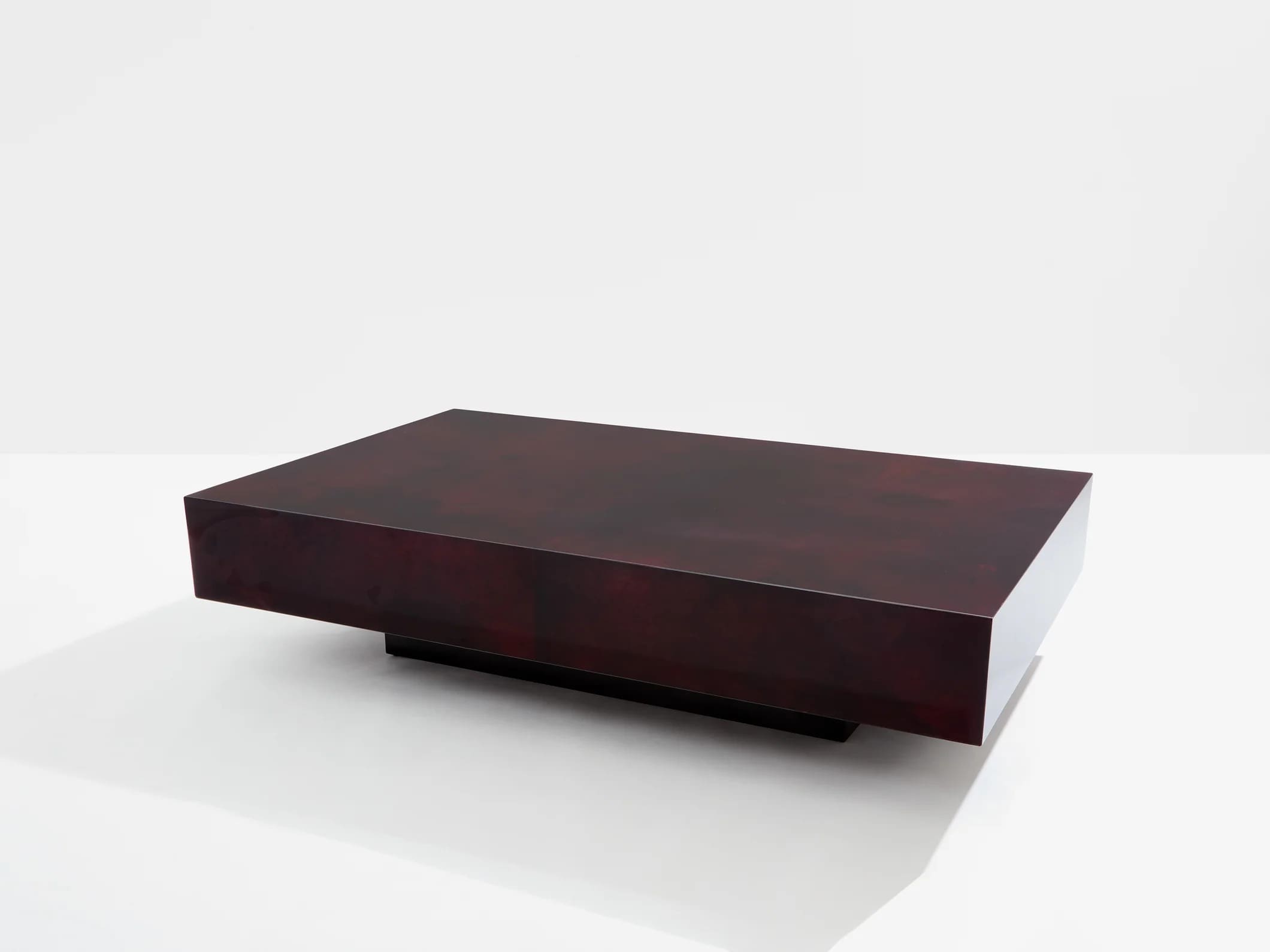 Table basse Aldo Tura en parchemin bourgogne – Design italien des années 60