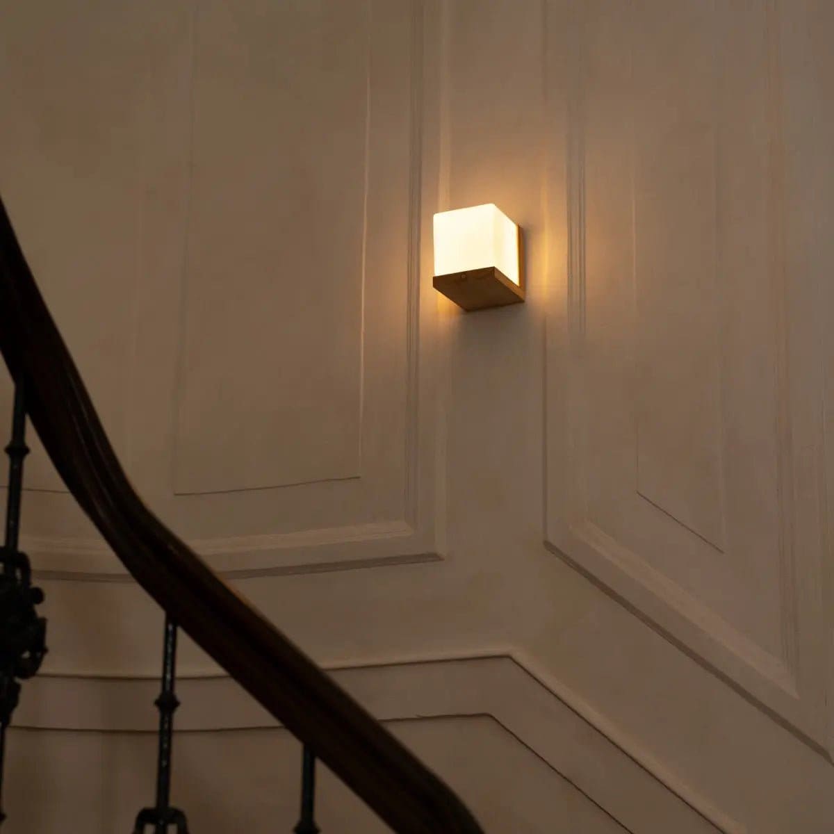 Applique murale sans fil rechargeable Lizzy Brown – Bois écologique et lumière chaude (pièce neuve)