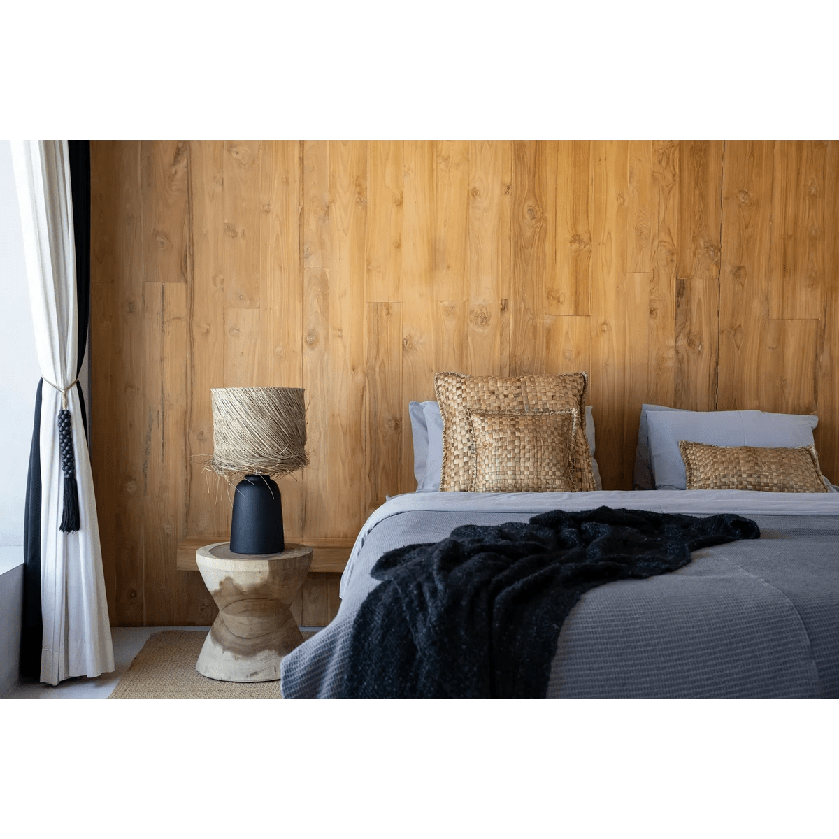 Élégance organique – Lampe Pandan avec abat-jour tressé et base noire